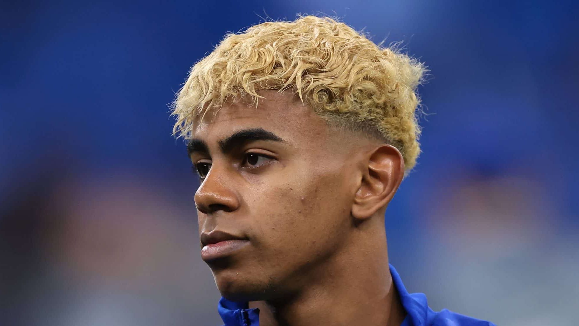 Yamal revela seus jogadores preferidos e elenca est&aacute;dios que gostaria de jogar