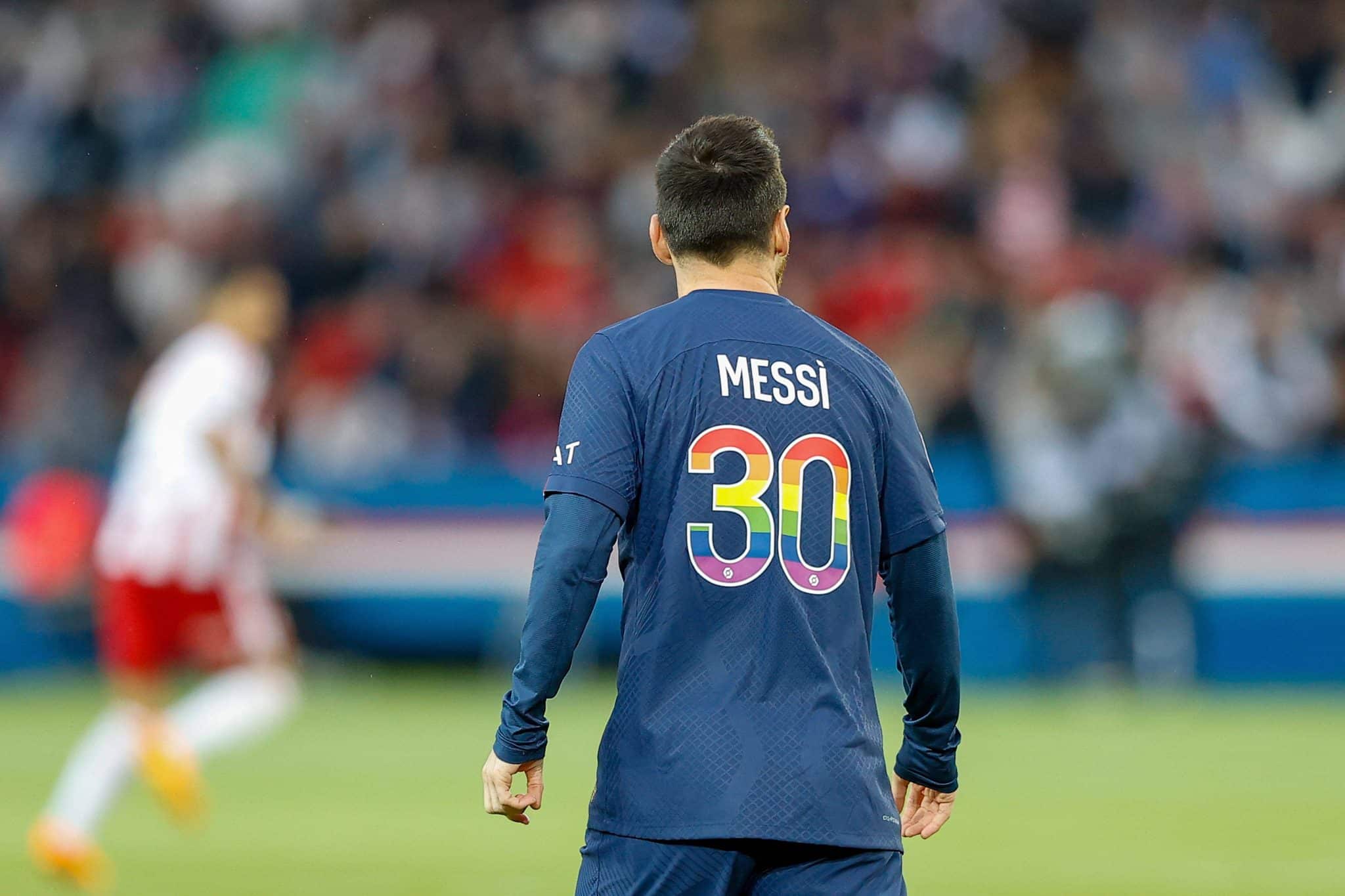 Lionel Messi veste camisa do PSG com n&uacute;meros nas cores do arco-&iacute;ris na temporada 2022/23 Foto: (Imago)