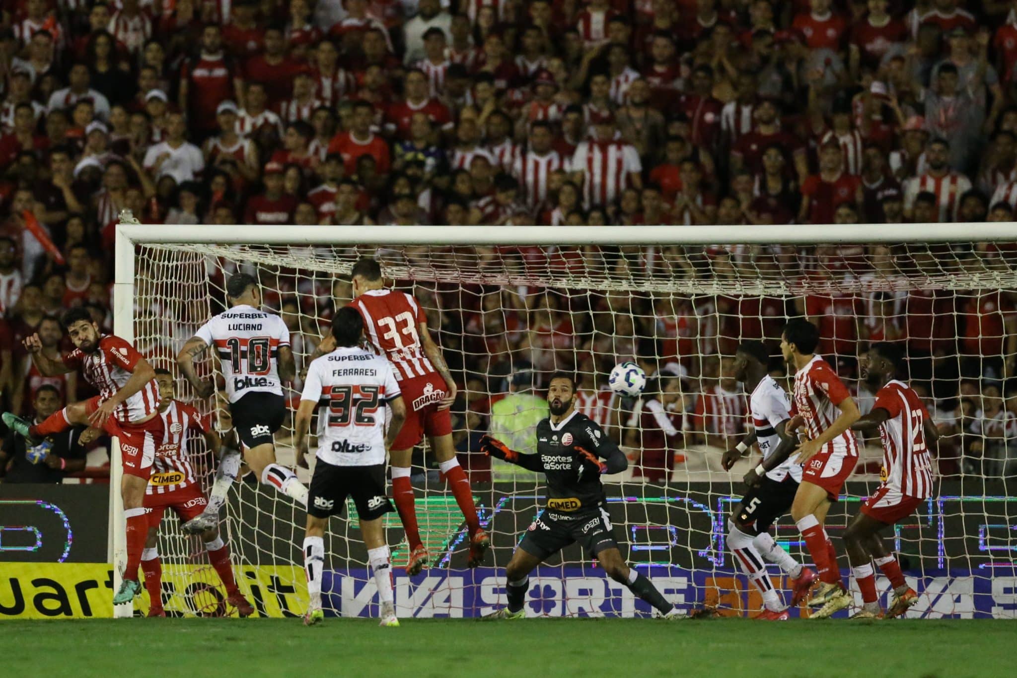 Luciano aproveita cruzamento de Oscar e marca o gol da vit&oacute;ria do S&atilde;o Paulo