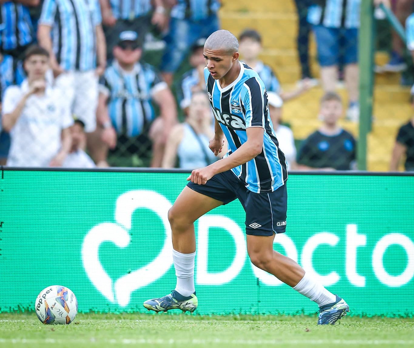 Zagueiro Lu&iacute;s Eduardo, em sua estreia pelo Gr&ecirc;mio