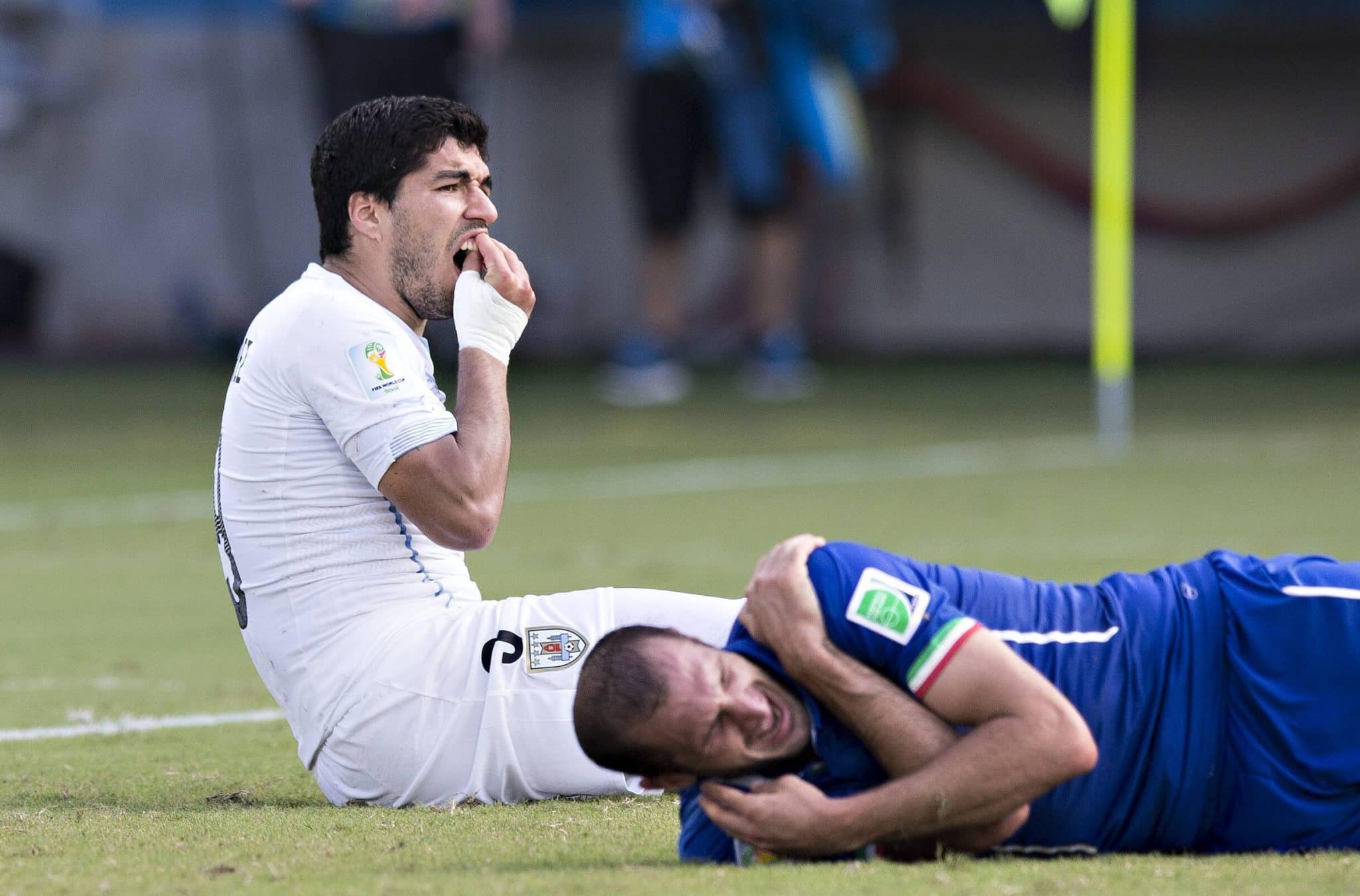 Su&aacute;rez mordeu ombro de Chiellini no Mundial de 2014 Foto: (Imago)