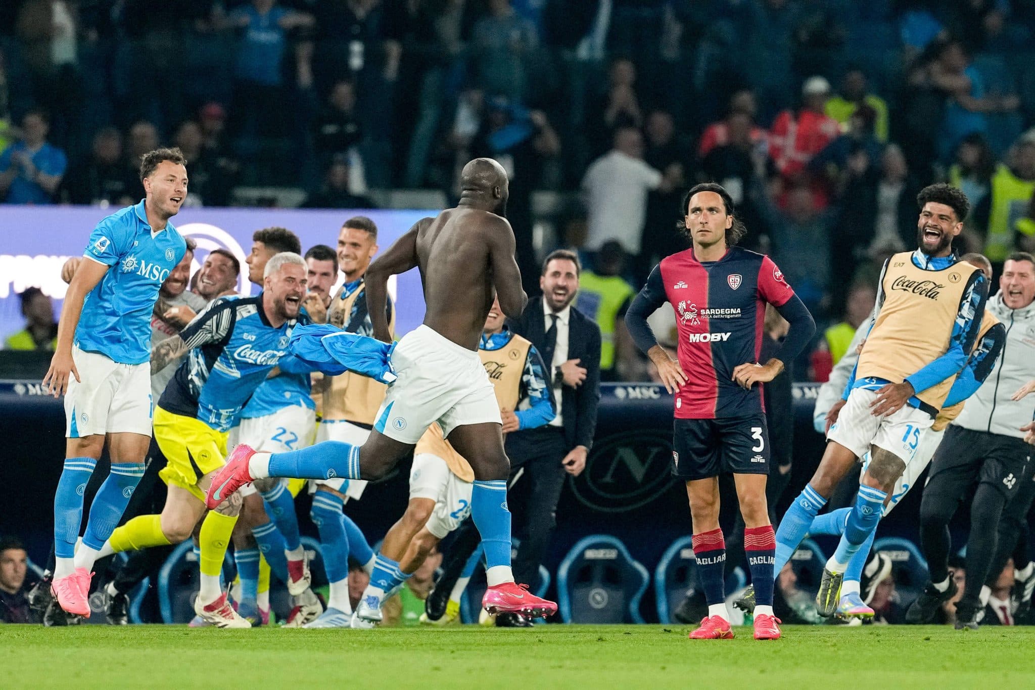 A comemora&ccedil;&atilde;o de Lukaku com os companheiros