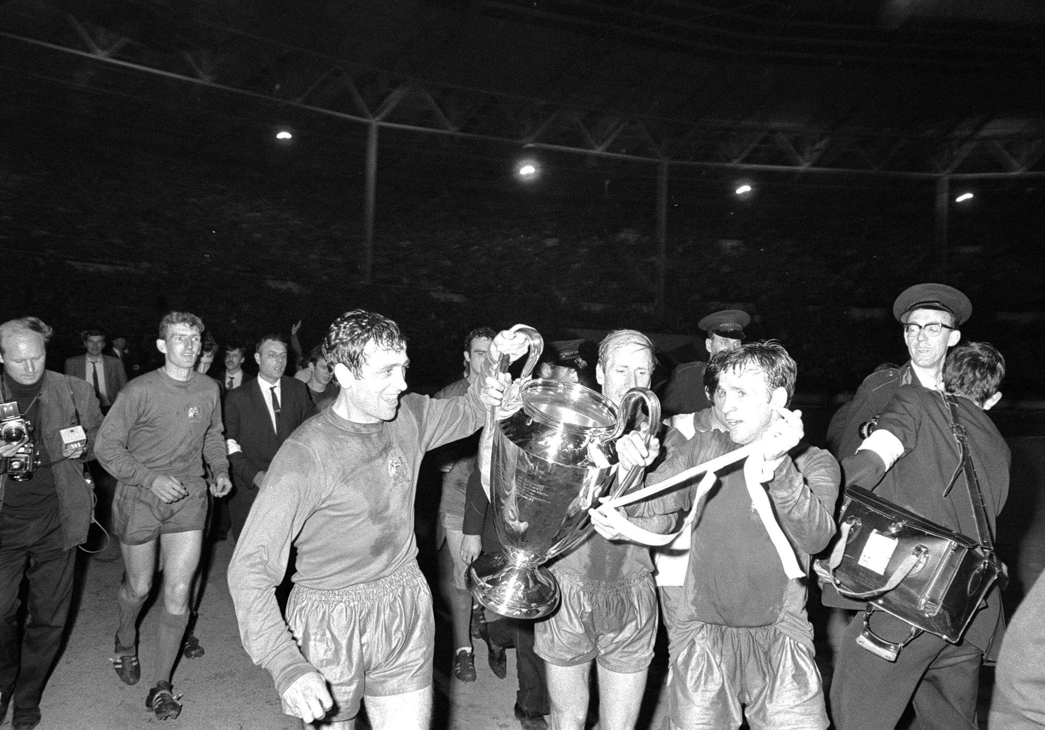 Jogadores do Manchester United comemoram ap&oacute;s conquista da Copa Europeia de Campe&otilde;es em 1968 IFoto: Imago)