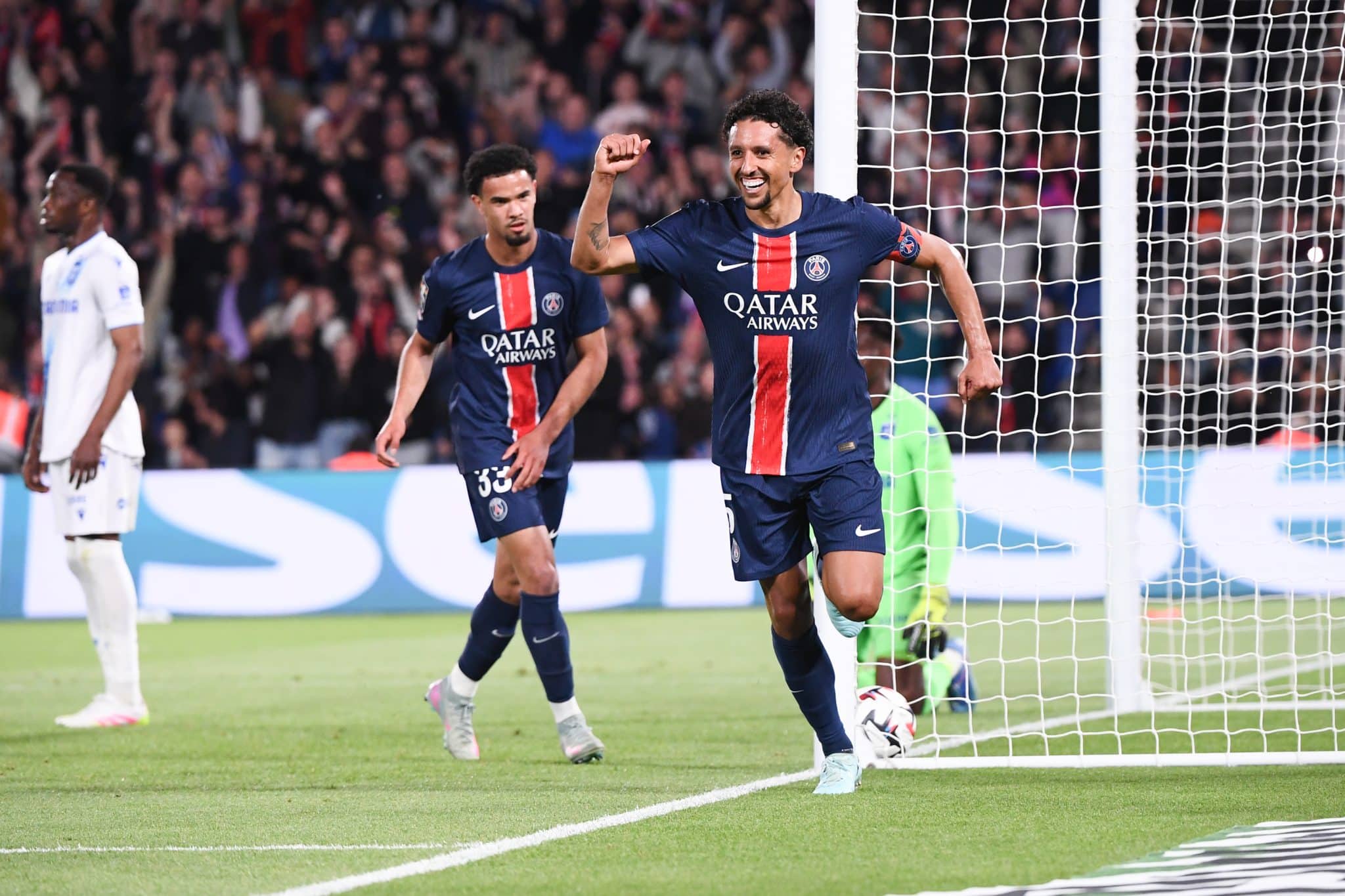 Marquinhos celebra gol pelo PSG
