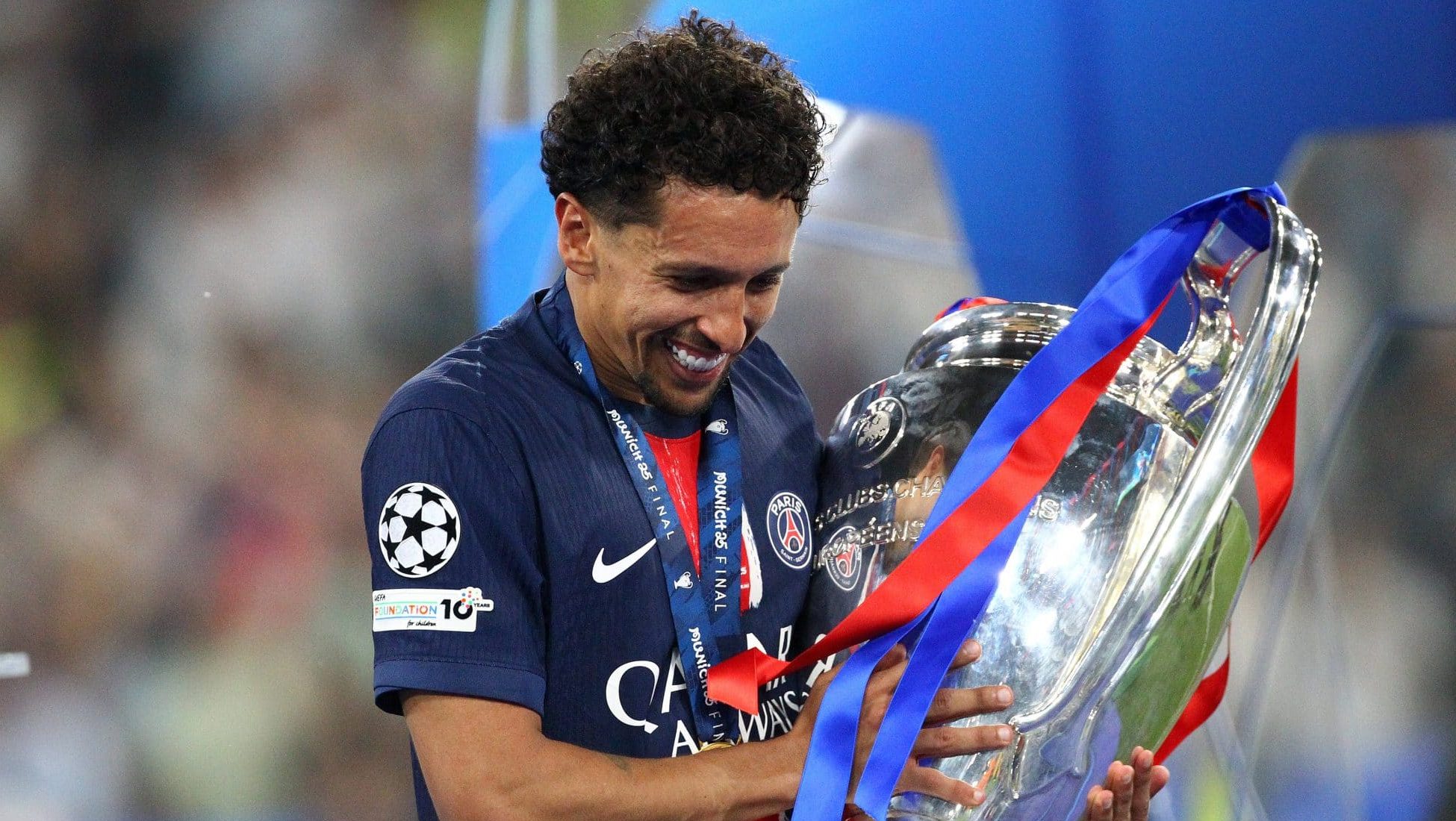 Marquinhos com a ta&ccedil;a da Champions League