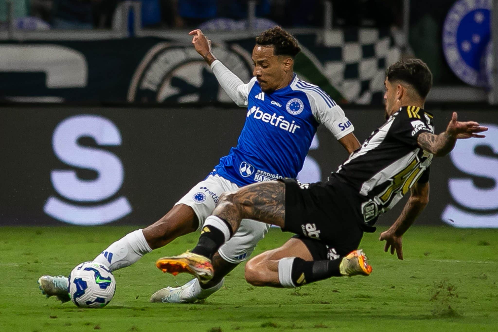 Matheus Pereira, em dividida durante o cl&aacute;ssico com o Galo