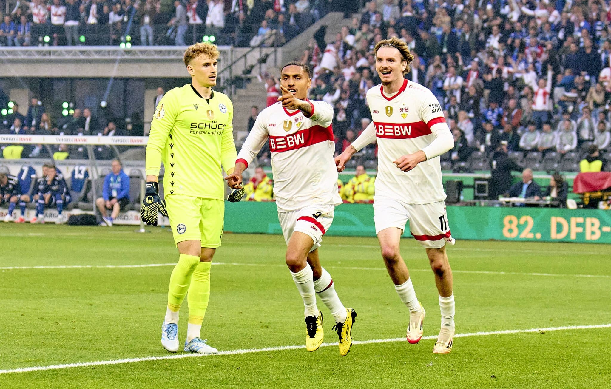 Millot e Woltemade comemoram gol do Stuttgart