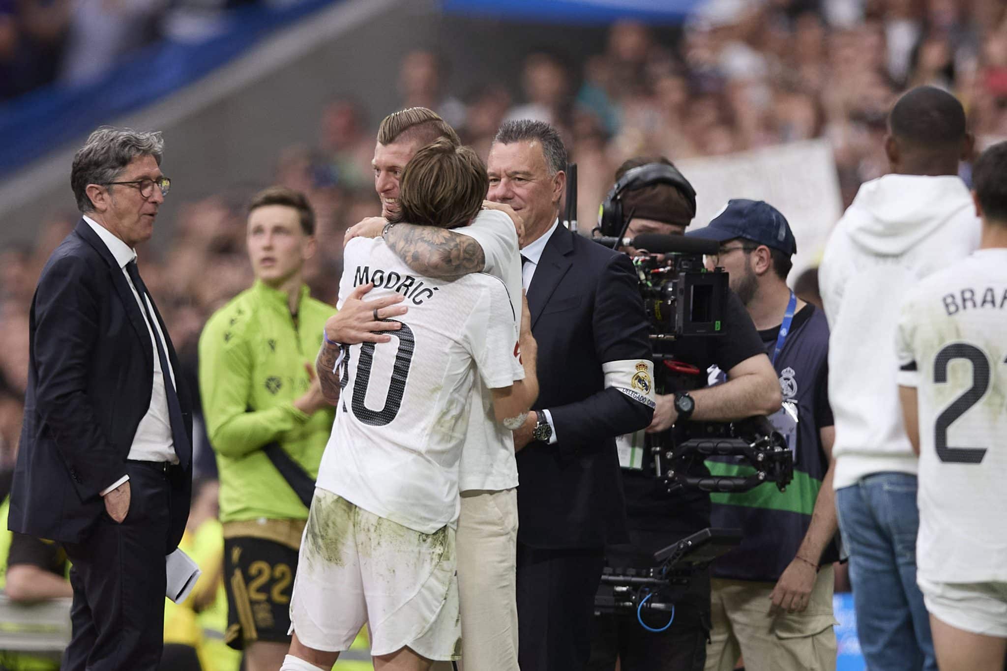 Modric abra&ccedil;a Kroos em despedida do croata