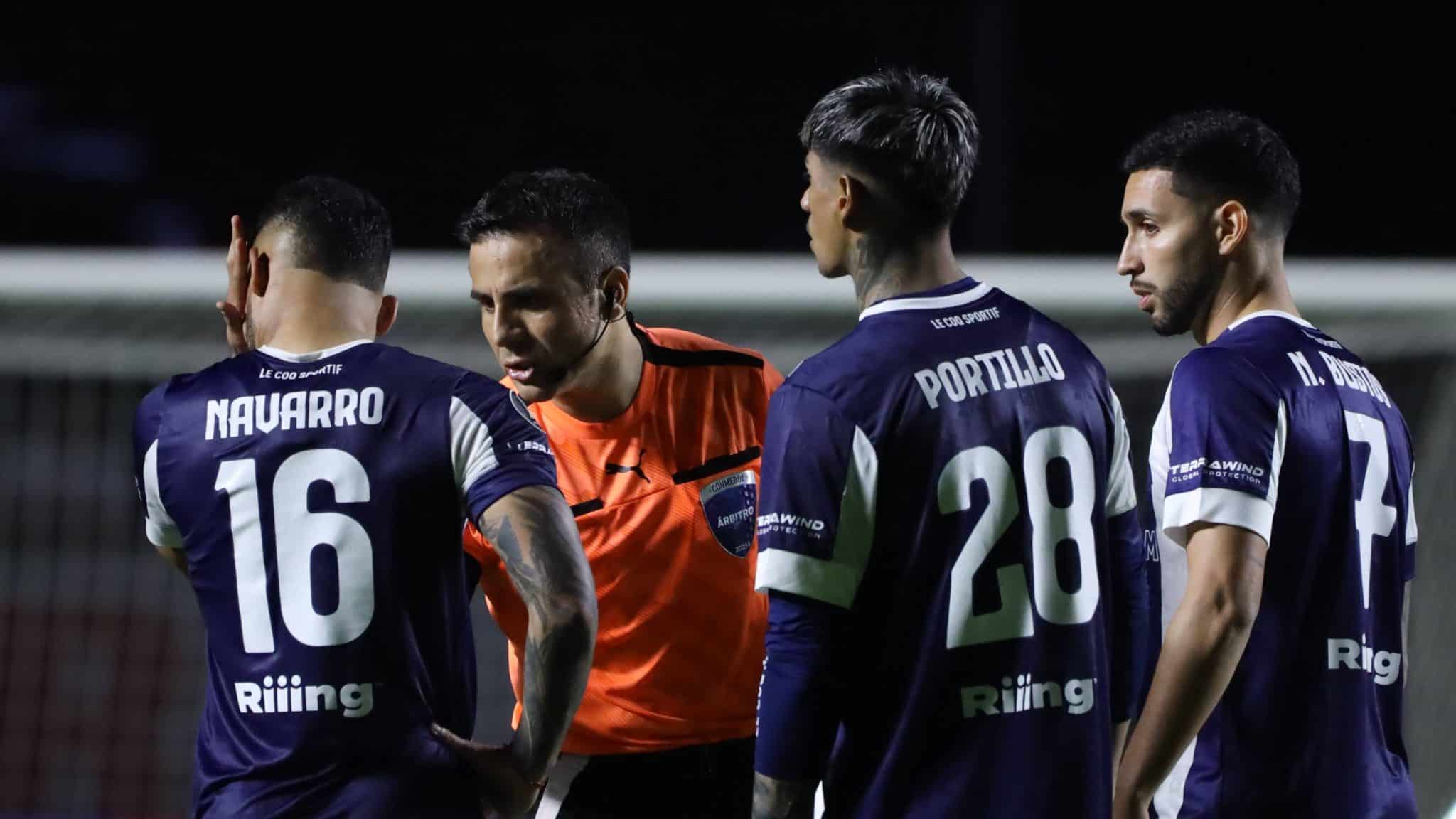 Navarro, do Talleres, chora em campo ap&oacute;s fala de Bobadilla, do S&atilde;o Paulo (Foto: Imago)