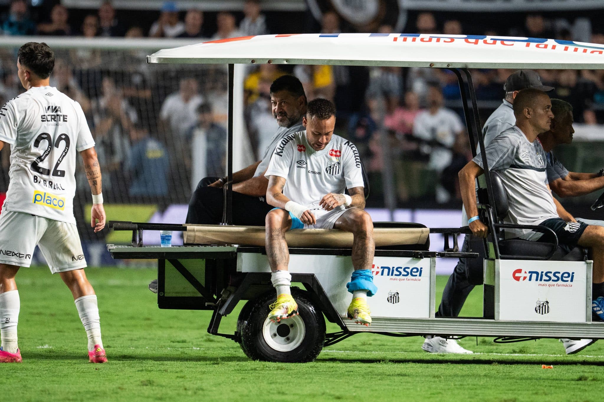Neymar sai lesionado em partida do Santos
