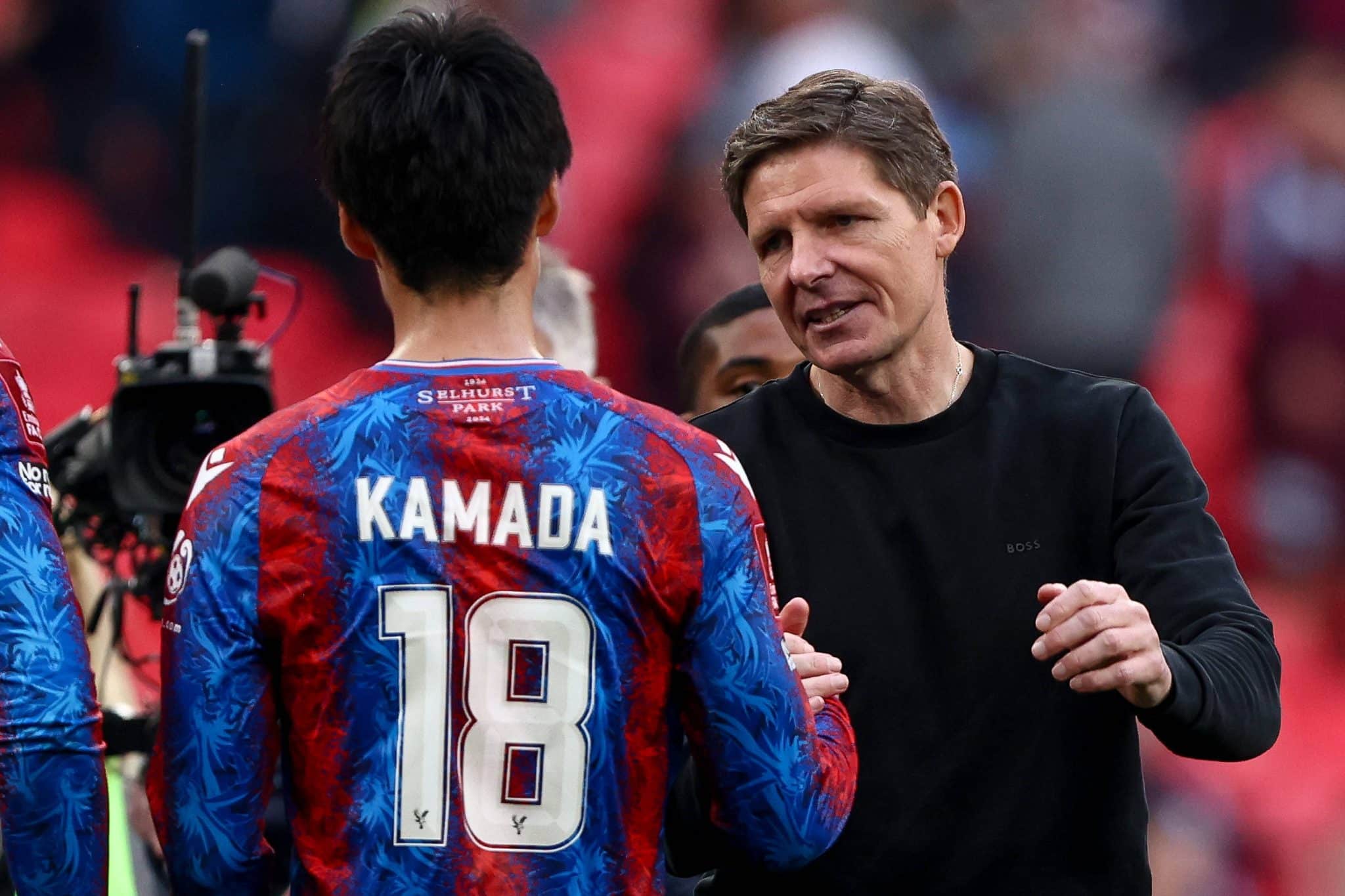 Oliver Glasner cumprimenta Daichi Kamada