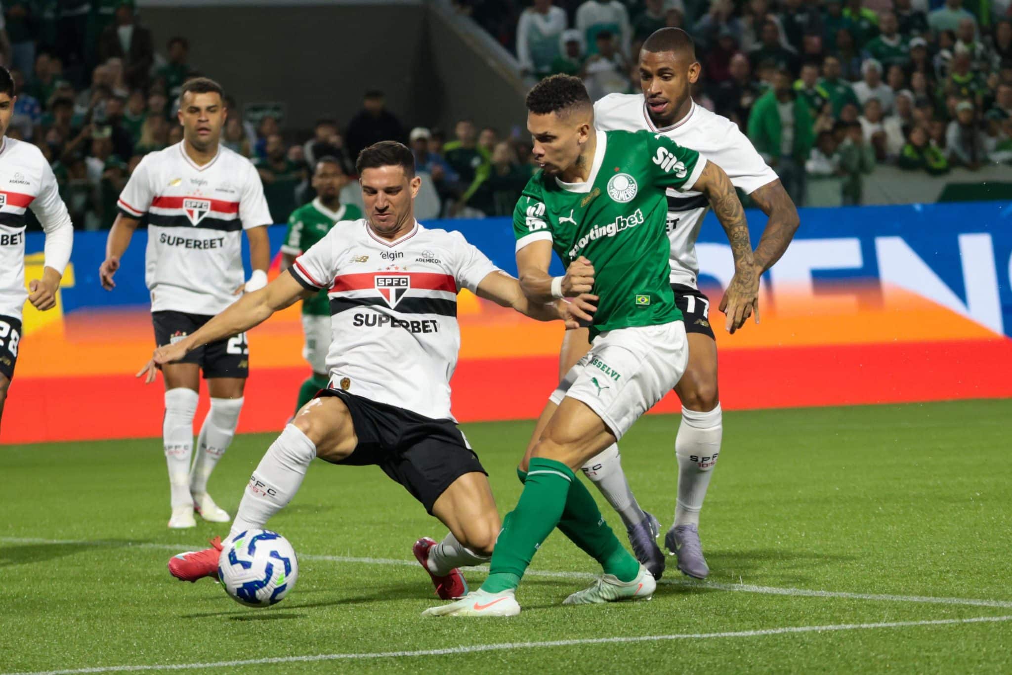 Partida entre palmeiras e sao paulo pelo brasileirao de futebol.