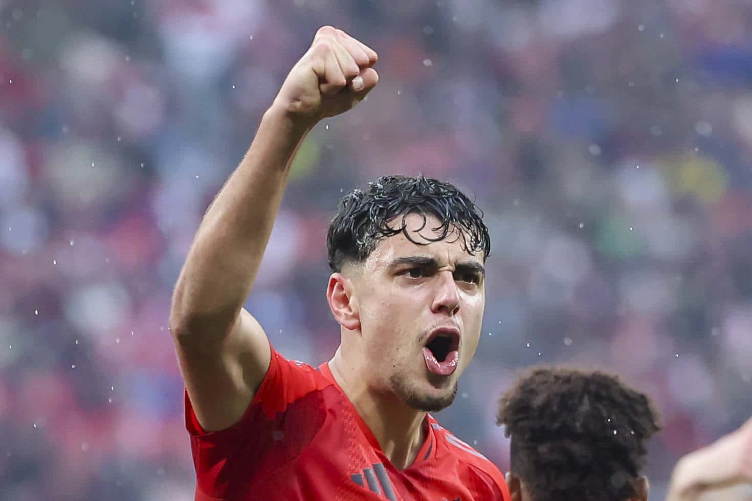Pavlovic comemora gol do Bayern de Munique