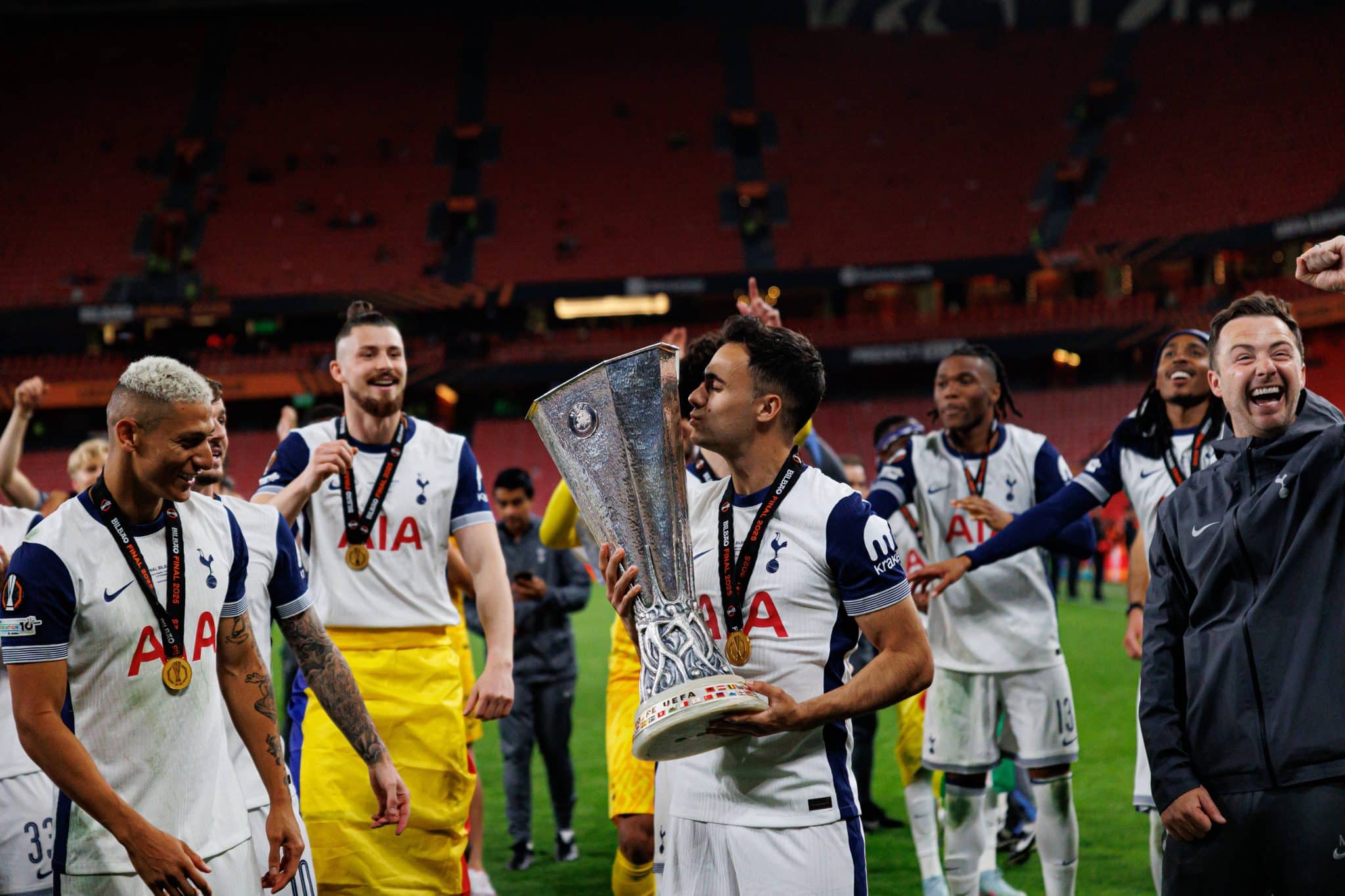 Tottenham dispensa flop, campe&atilde;o da Liga Europa e mais apenas 10 dias ap&oacute;s t&iacute;tulo