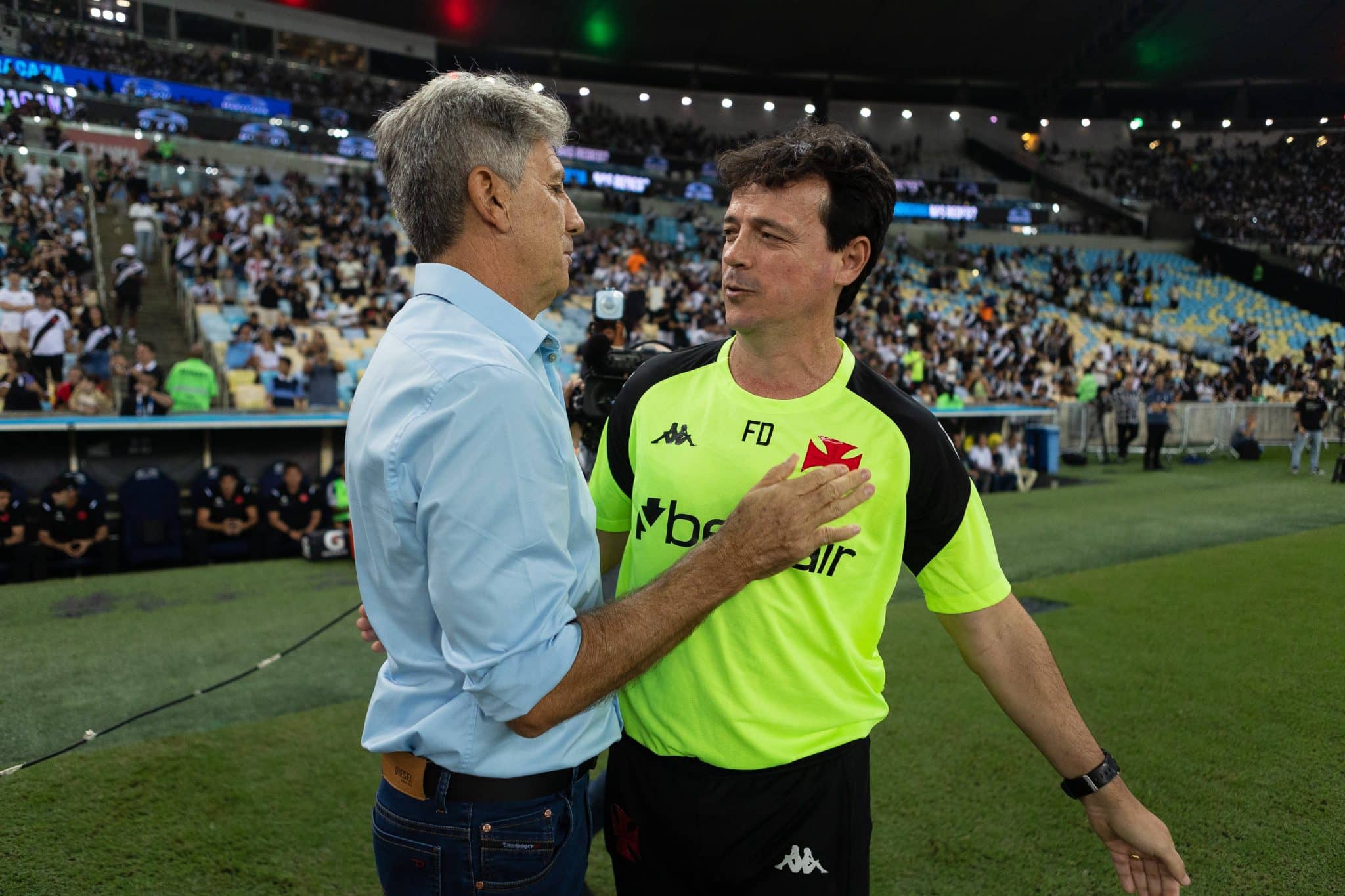 Renato Ga&uacute;cho e Fernando Diniz se abra&ccedil;am antes de Fluminense x Vasco 