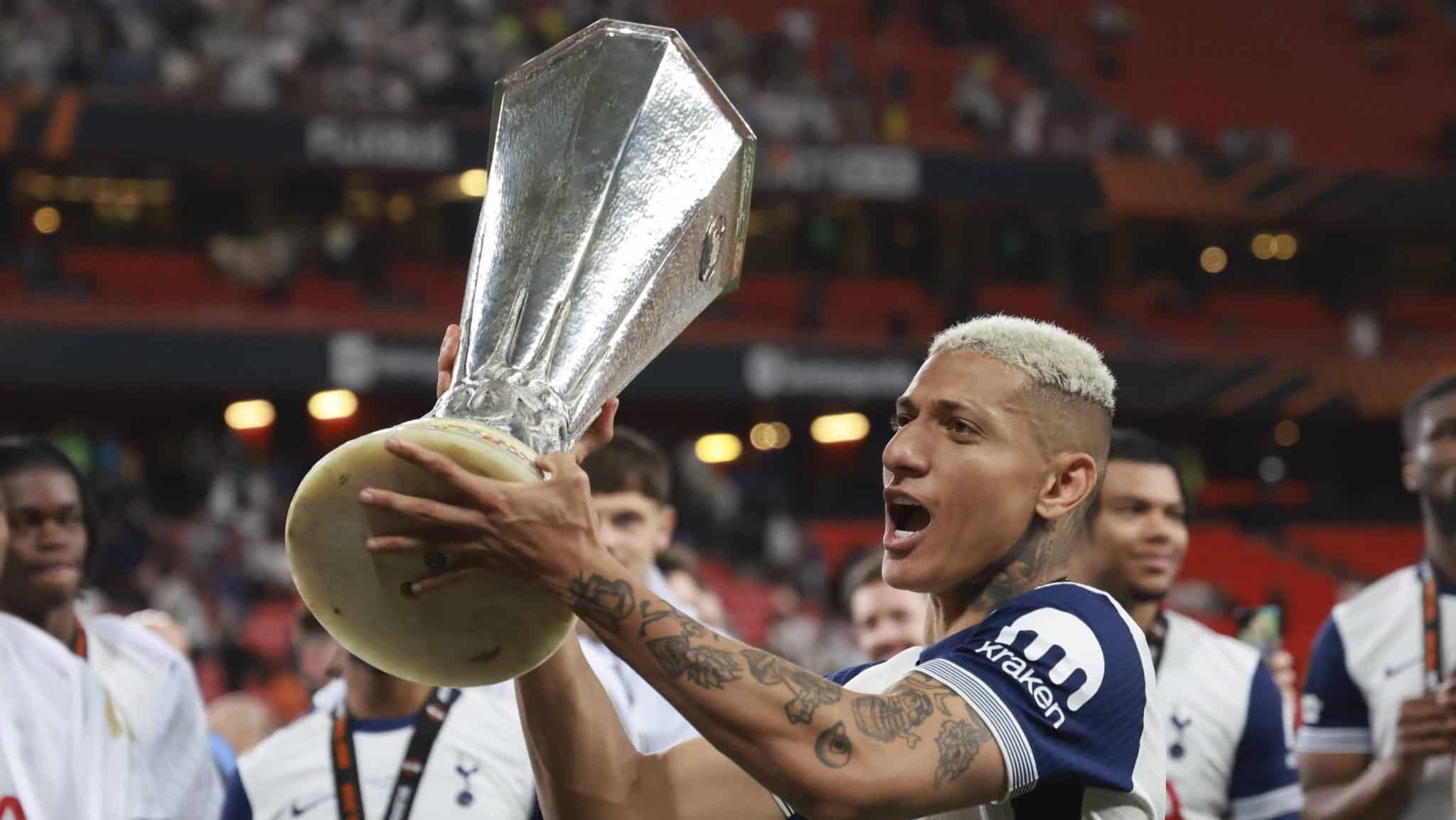 Trapalh&otilde;es do United entram em a&ccedil;&atilde;o, t&eacute;cnico do Tottenham cumpre profecia e &eacute; campe&atilde;o europeu