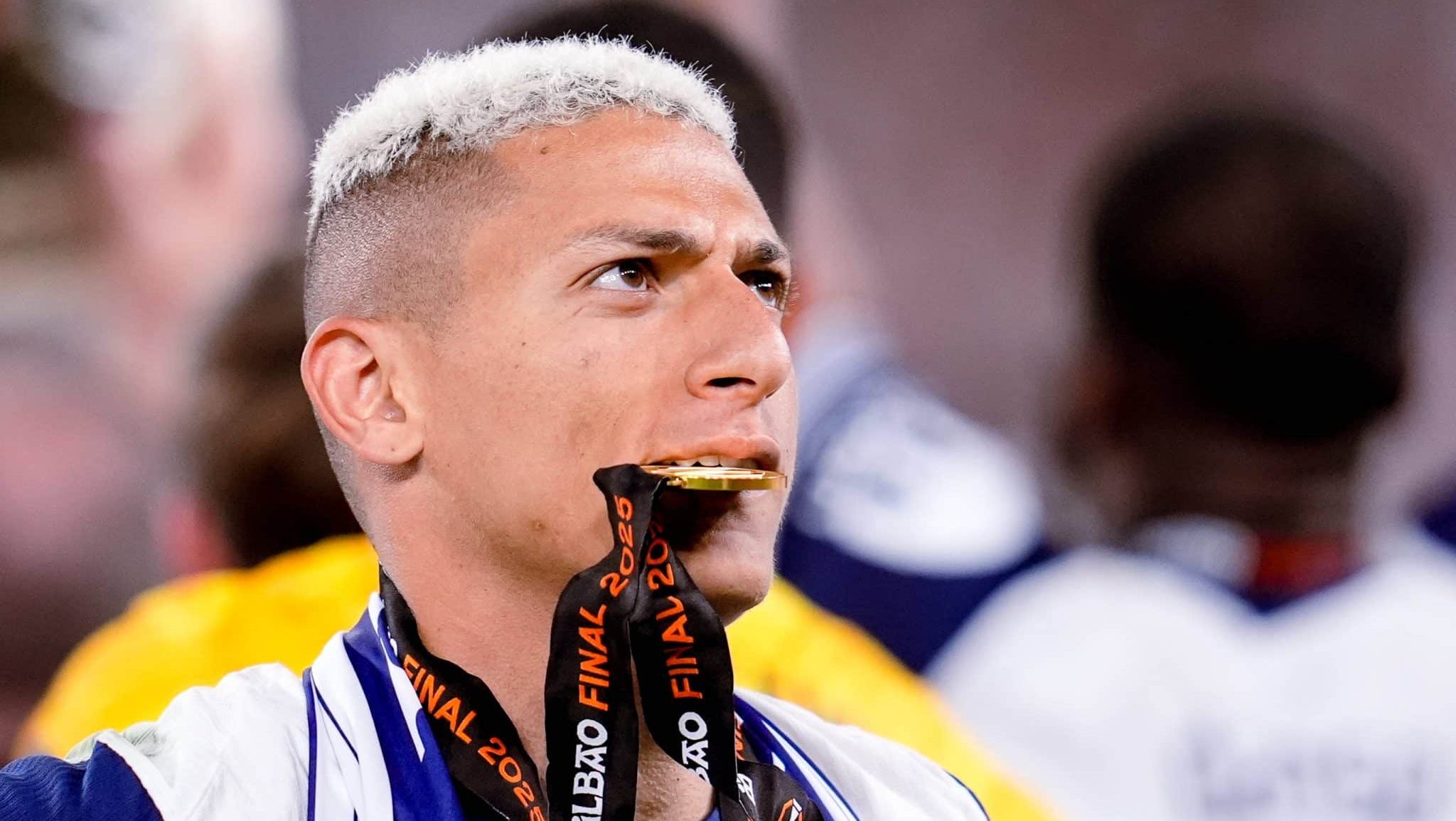 Liga Europa: Uefa explica gafe constrangedora na entrega de medalhas ao Tottenham