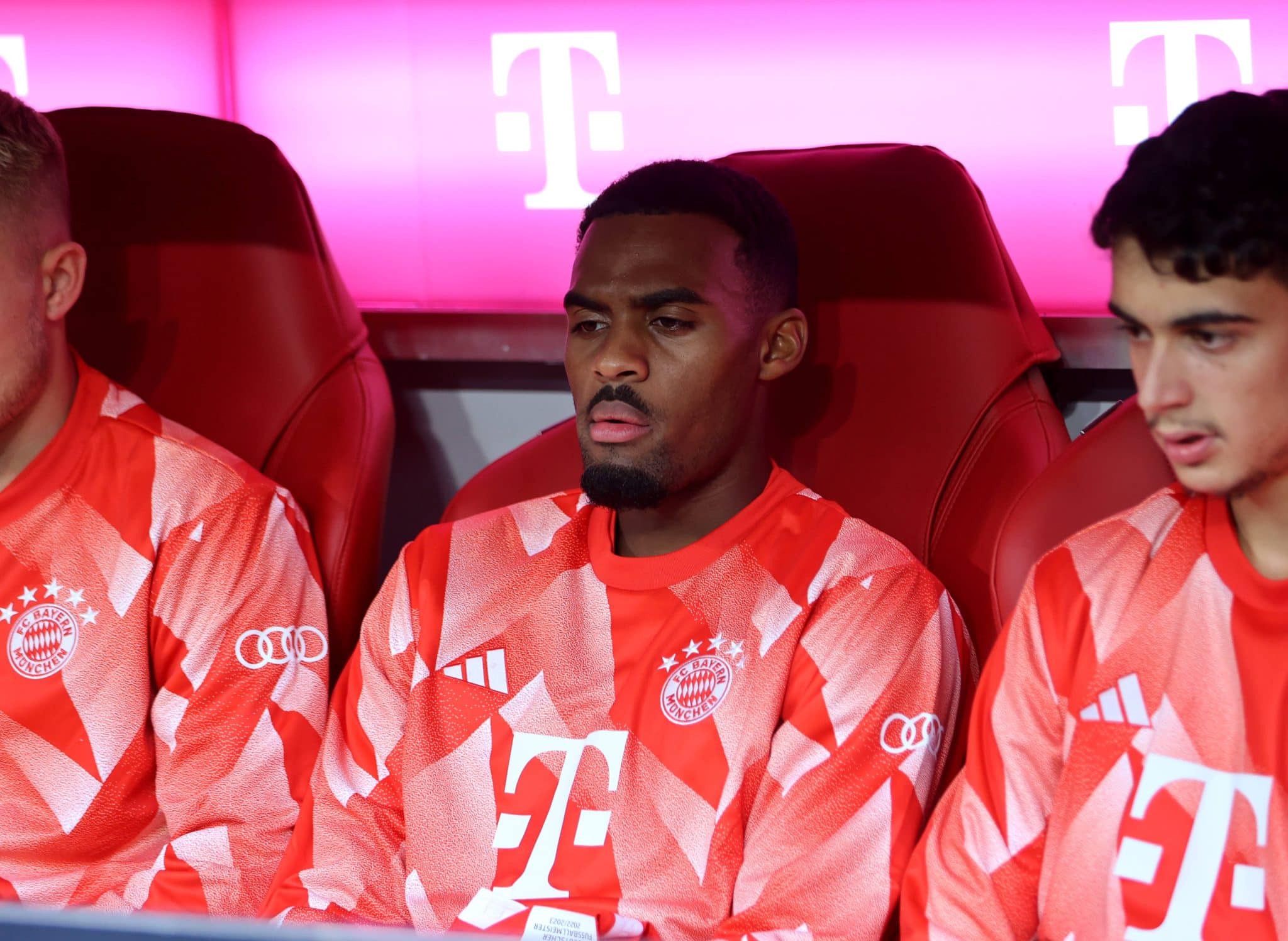Ryan Gravenberch no banco de reservas durante partida do Bayern de Munique