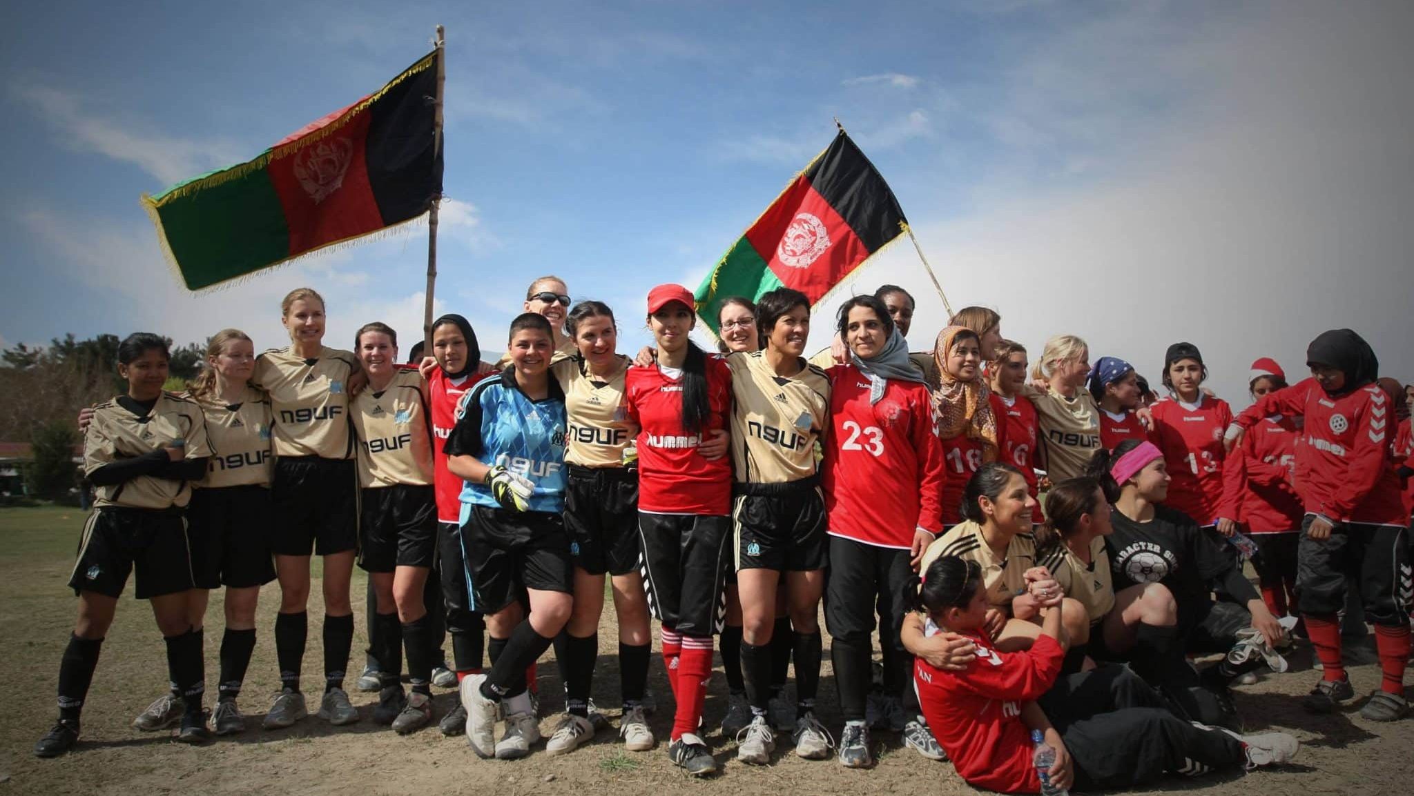 Exiladas pelo Talib&atilde;, sele&ccedil;&atilde;o feminina de refugiadas do Afeganist&atilde;o recebe aval da Fifa