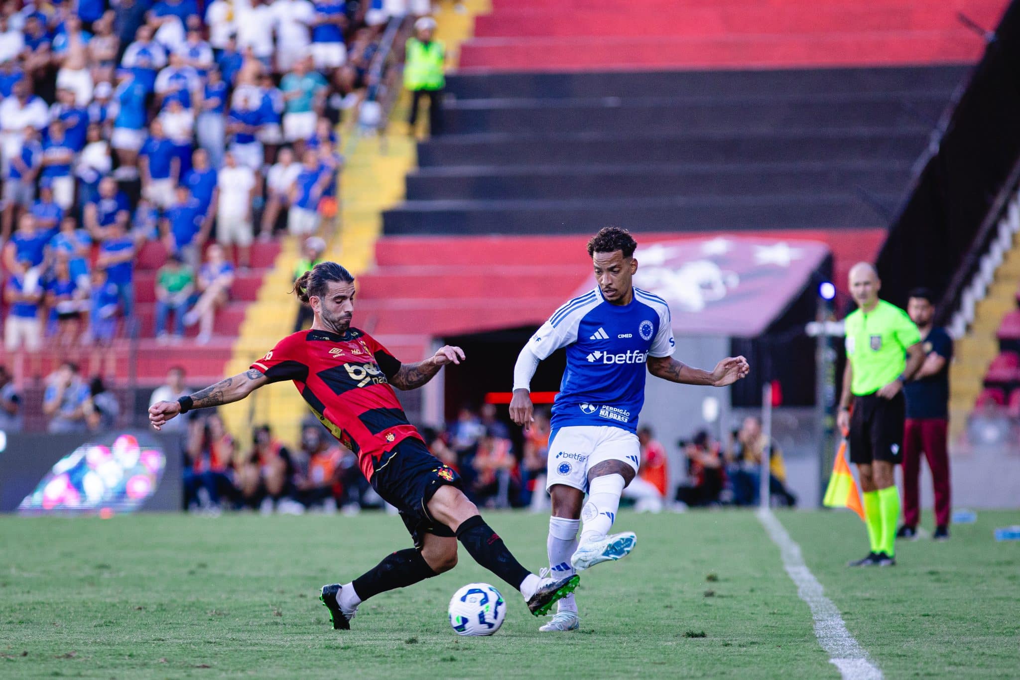 Sergio Oliveira divide com Matheus Pereira em jogo entre Sport e Cruzeiro