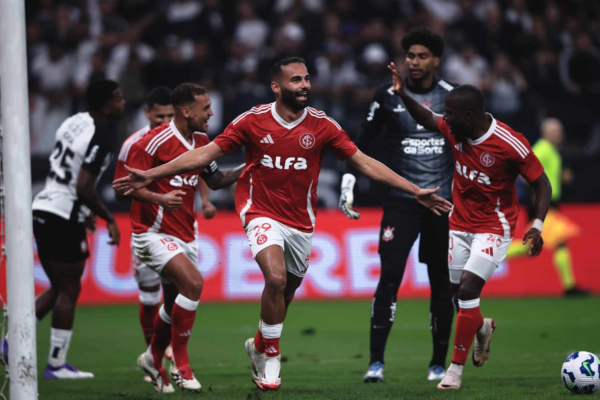 Thiago Maia vibra com seu gol em Itaquera