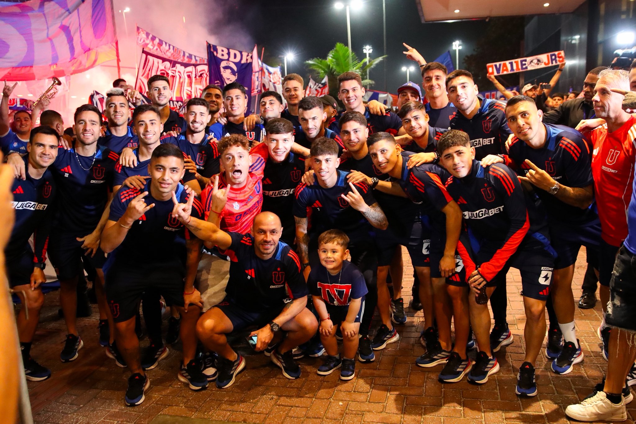 La U foi recebida com festa da torcida no Rio (Foto: Divulga&ccedil;&atilde;o/Universidade Chile)