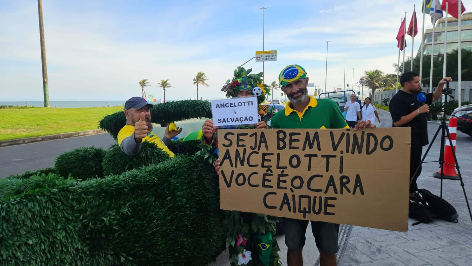 Tr&ecirc;s torcedores aguardaram chegada de Ancelotti em hotel (Foto: Gabriel Rodrigues/Trivela)
