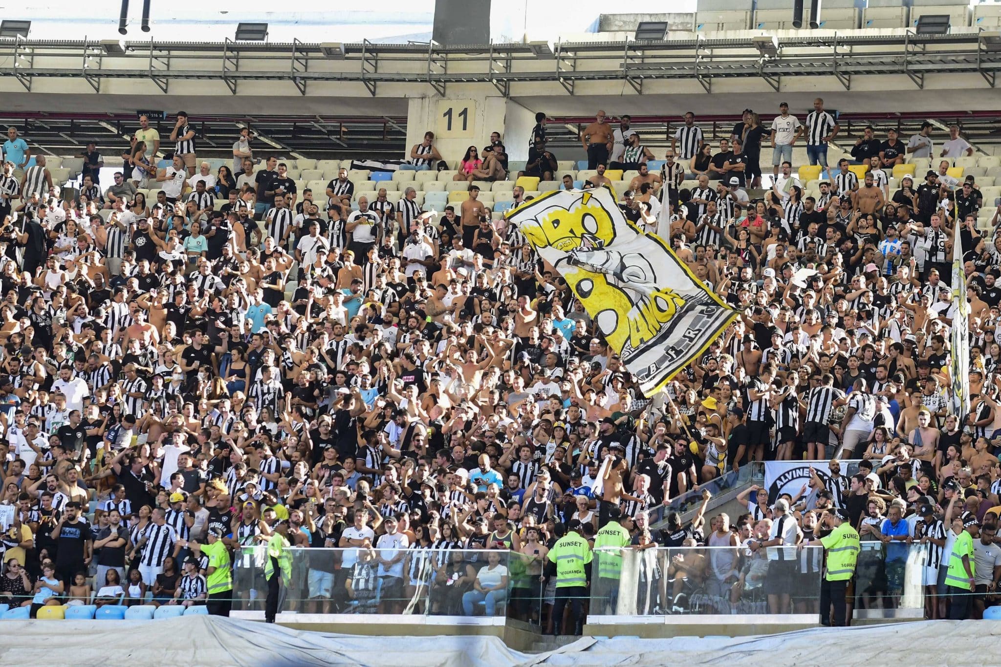 Barreira met&aacute;lica e corredor policial: Flamengo x Botafogo tem pol&ecirc;mica antes da bola rolar