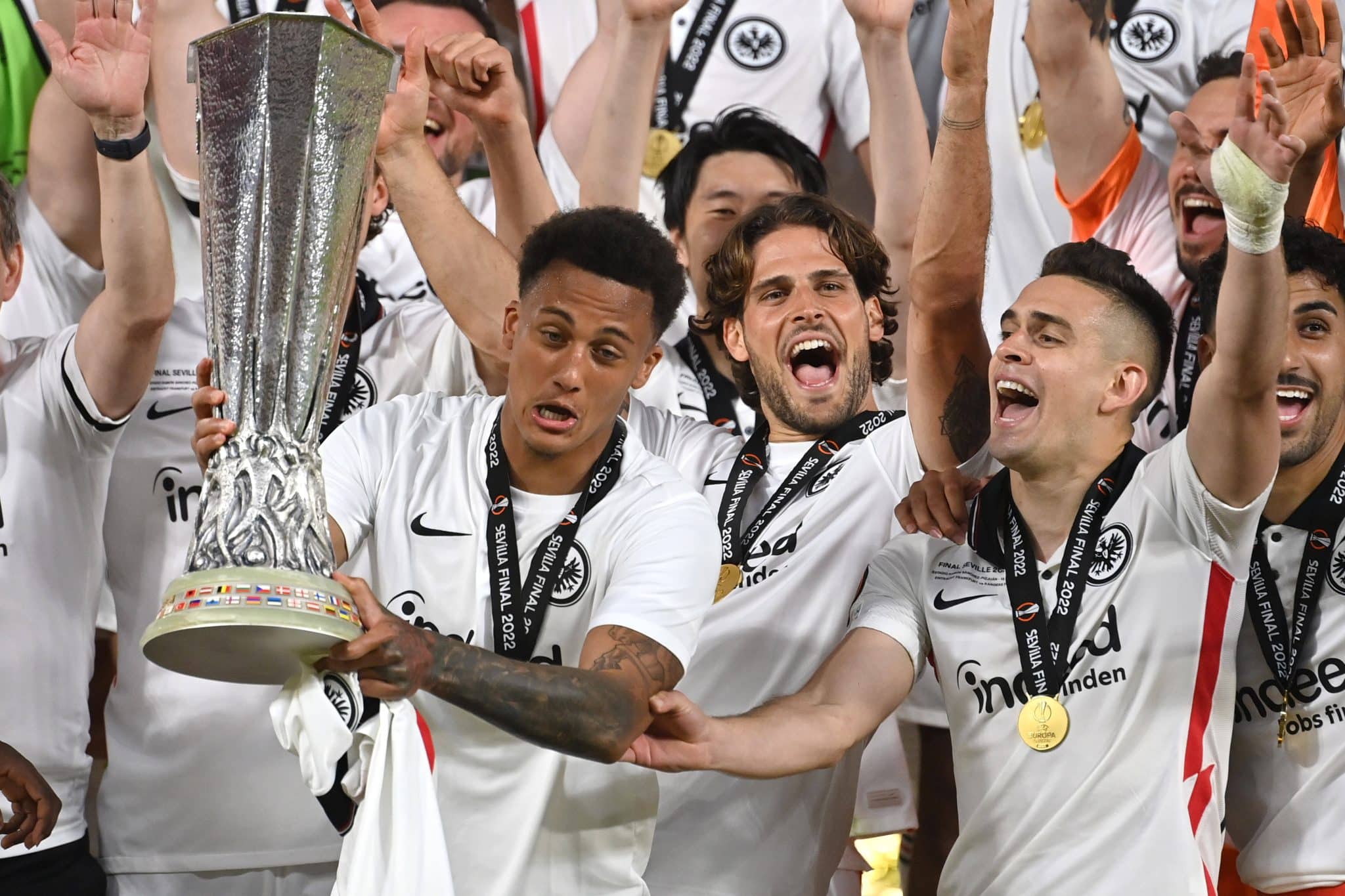 Tuta comemora t&iacute;tulo da Liga Europa de 2022 com o elenco do Eintracht Frankfurt (Foto: Imago)