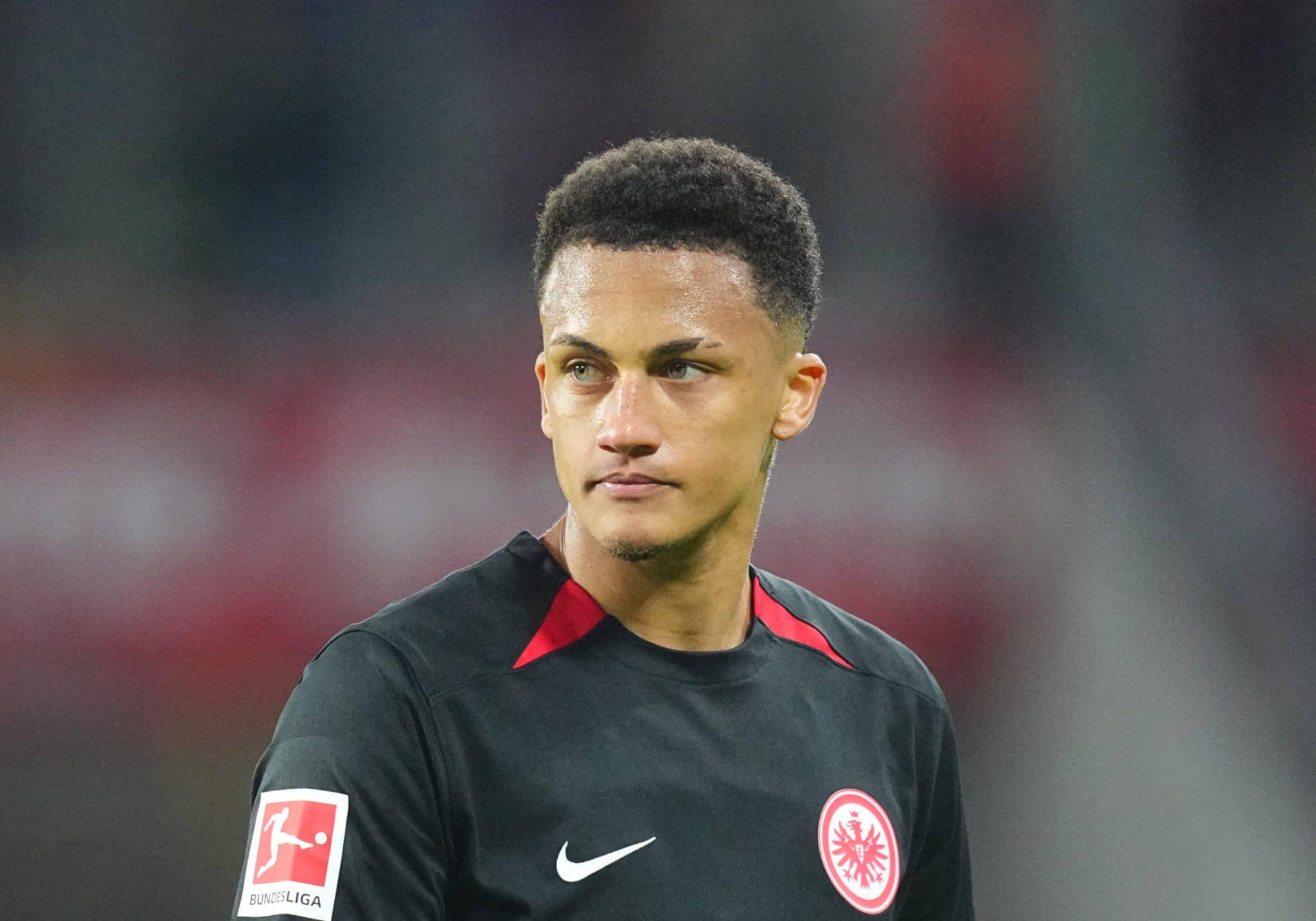 O zagueiro Tuta em a&ccedil;&atilde;o pelo Eintracht Frankfurt