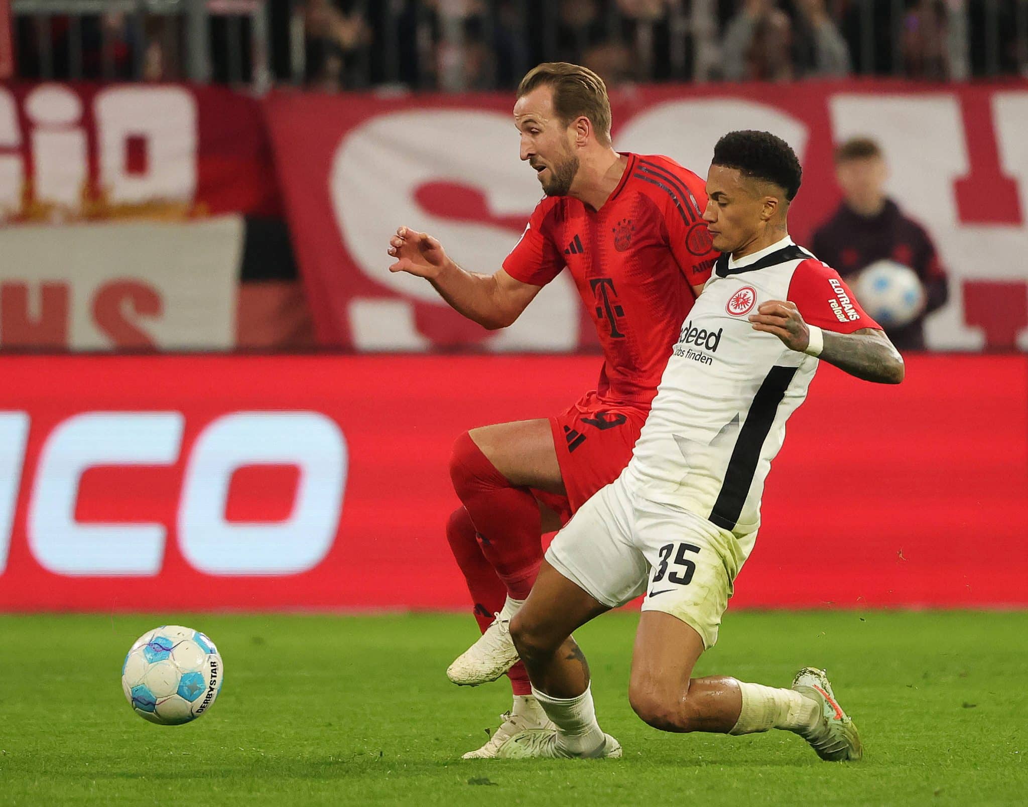 Harry Kane, do Bayern de Munique, e Tuta, do Eintracht Frankfurt, em jogo da Bundesliga