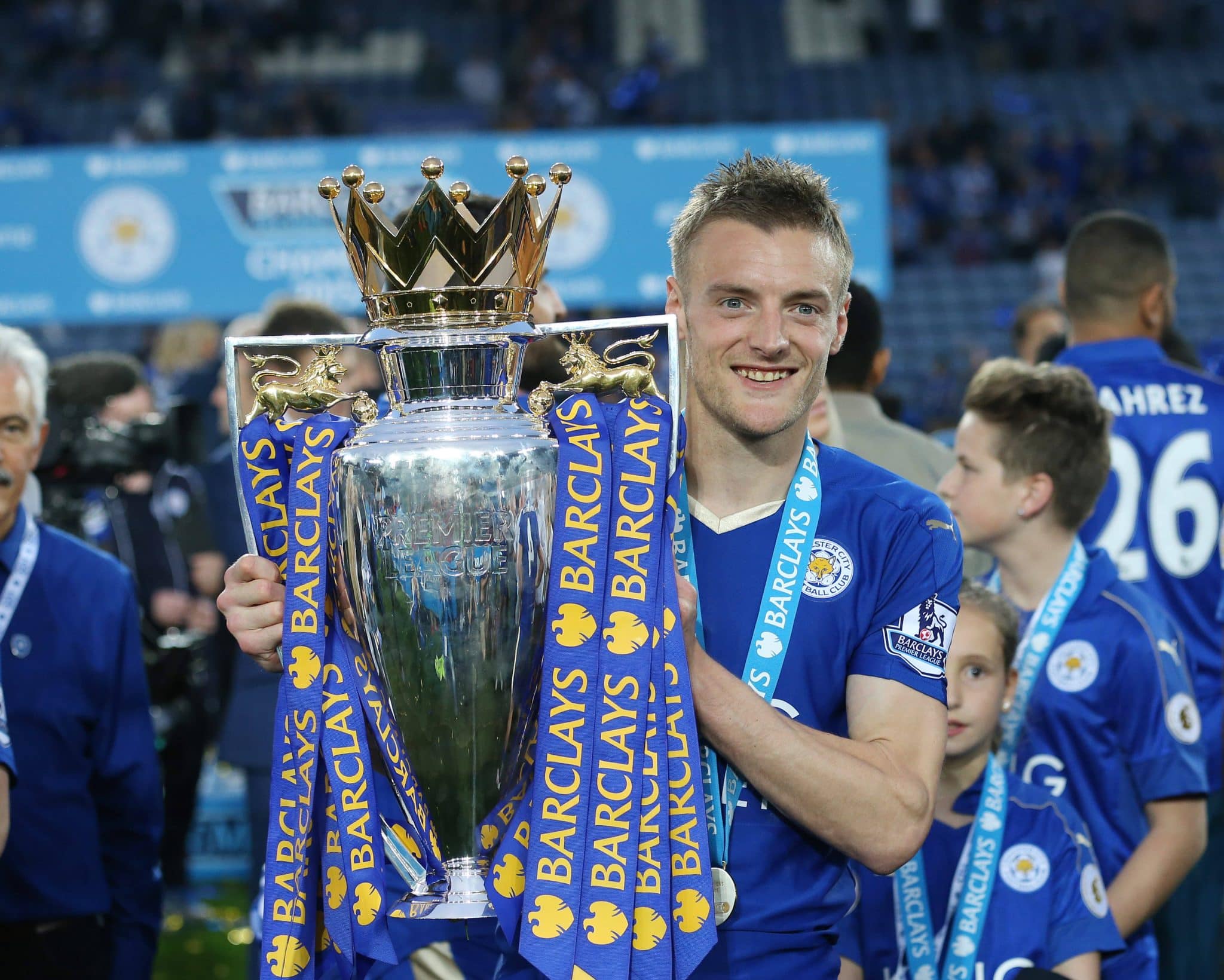 Vardy com o trof&eacute;u da Premier League