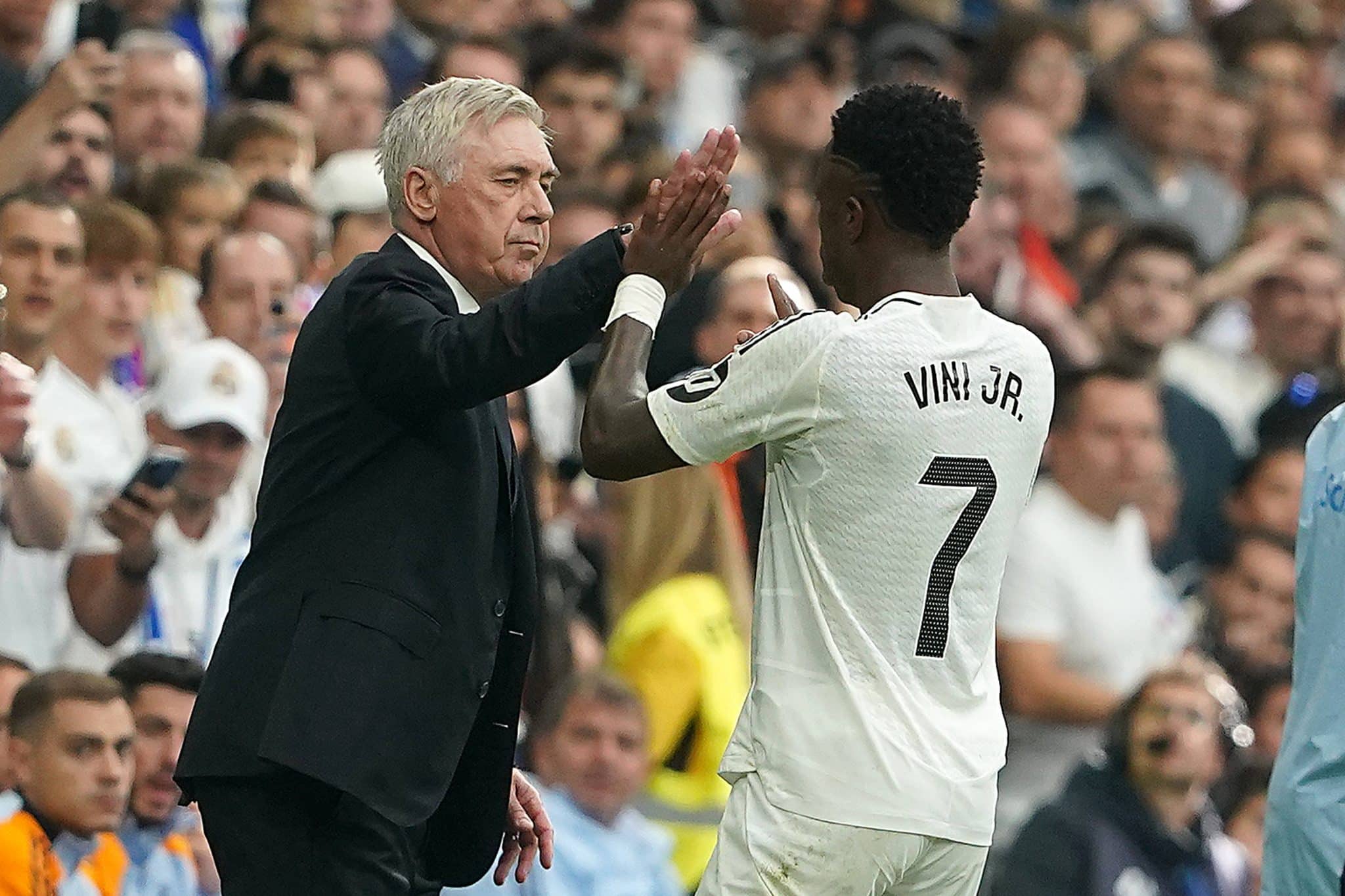 Vinicius J&uacute;nior e Carlo Ancelotti. Foto: Imago