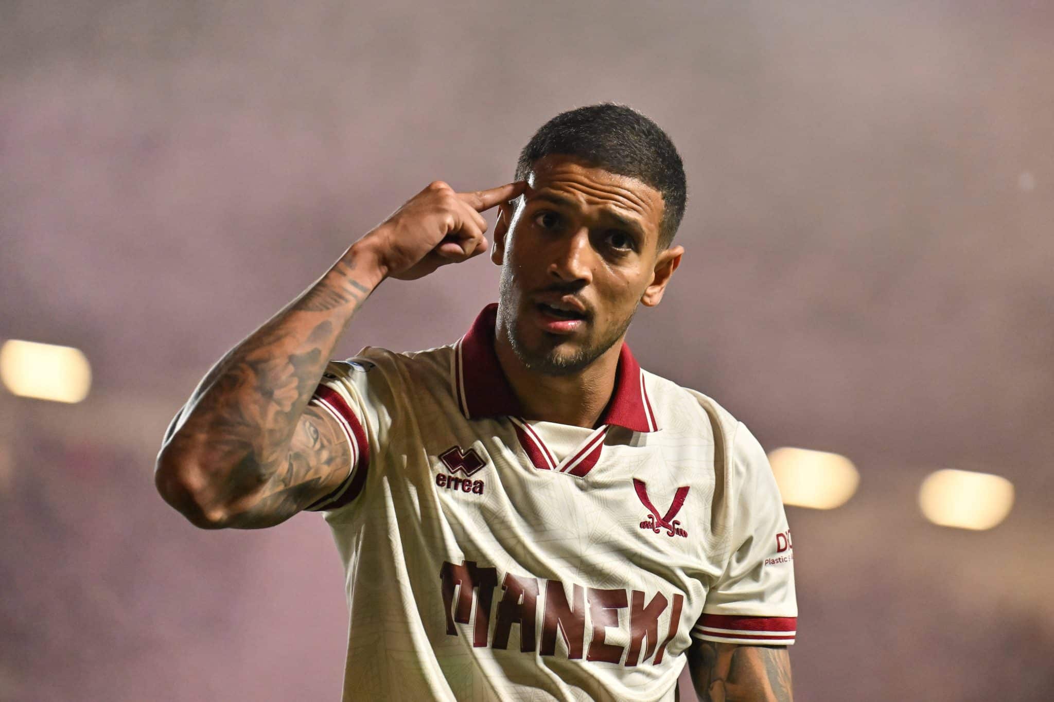 Ex-Flamengo brilha na Inglaterra e &eacute; decisivo em disputa por acesso &agrave; Premier League