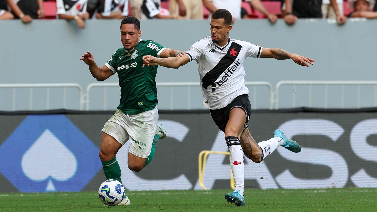 Vitor Roque, em a&ccedil;&atilde;o no jogo contra o Vasco