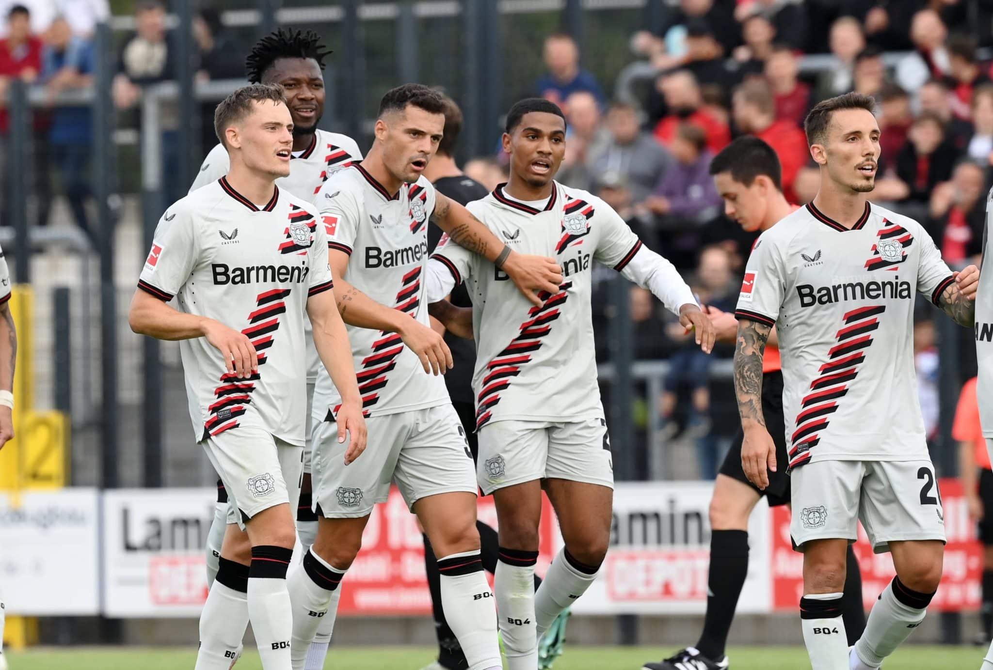Wirtz, Tapsoba, Xhaka, Adli e Grimaldo comemoram gol do Bayer Leverkusen