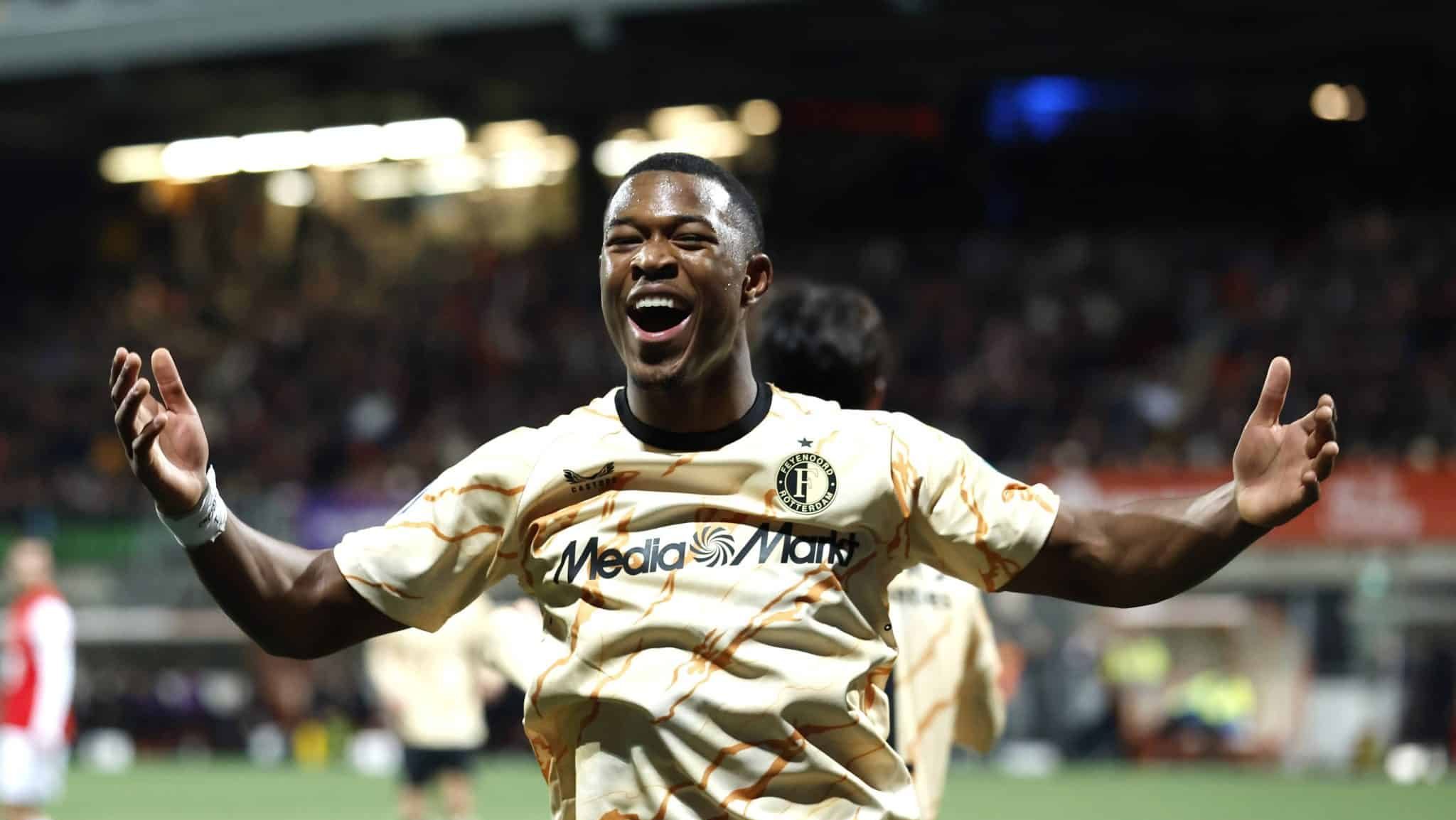 Jogador com nome inspirado em filme brasileiro fecha com Aston Villa