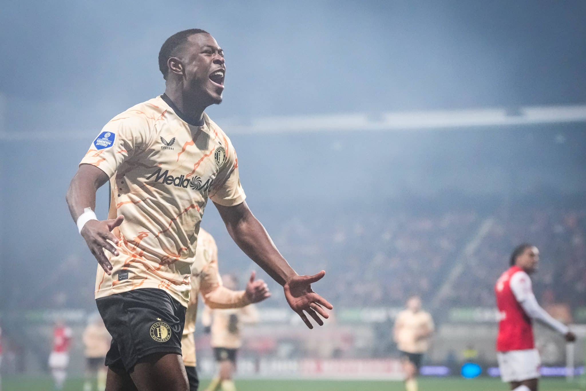 Zepiqueno celebra um dos gols contra o MVV Maastricht