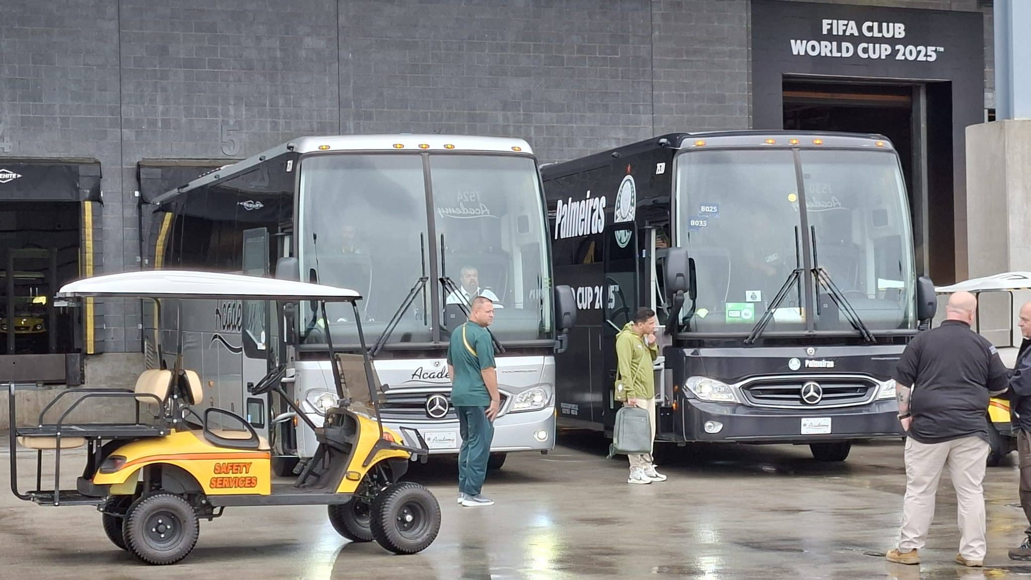 Estacionamento dos &ocirc;nibus dos clubes no MetLife Stadium 