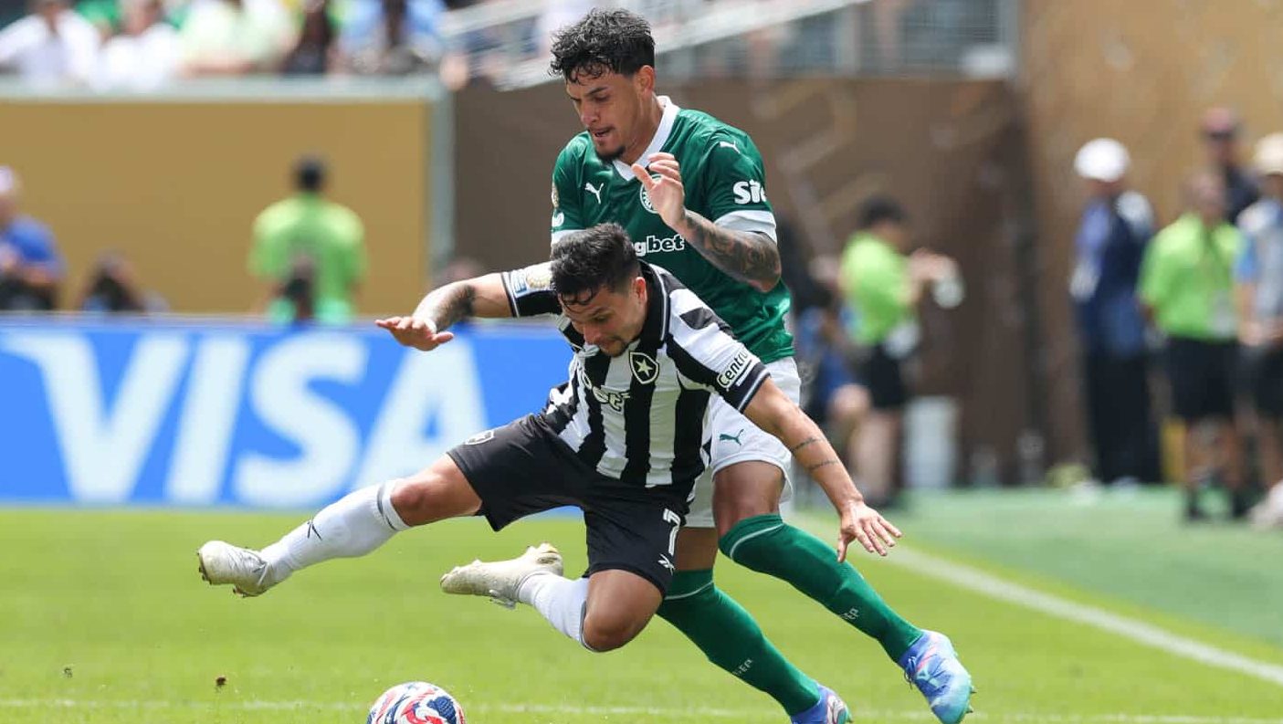 Gustavo G&oacute;mez disputa jogada com Artur, do Botafogo, na Filad&eacute;lfia