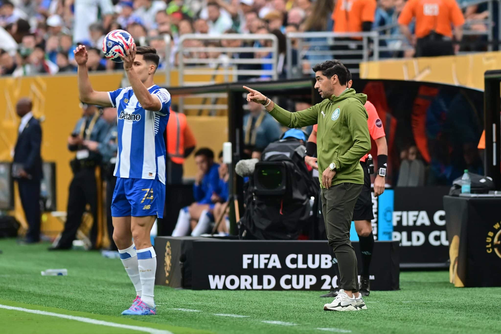 Abel Ferreira orientando o Palmeiras contra o Porto