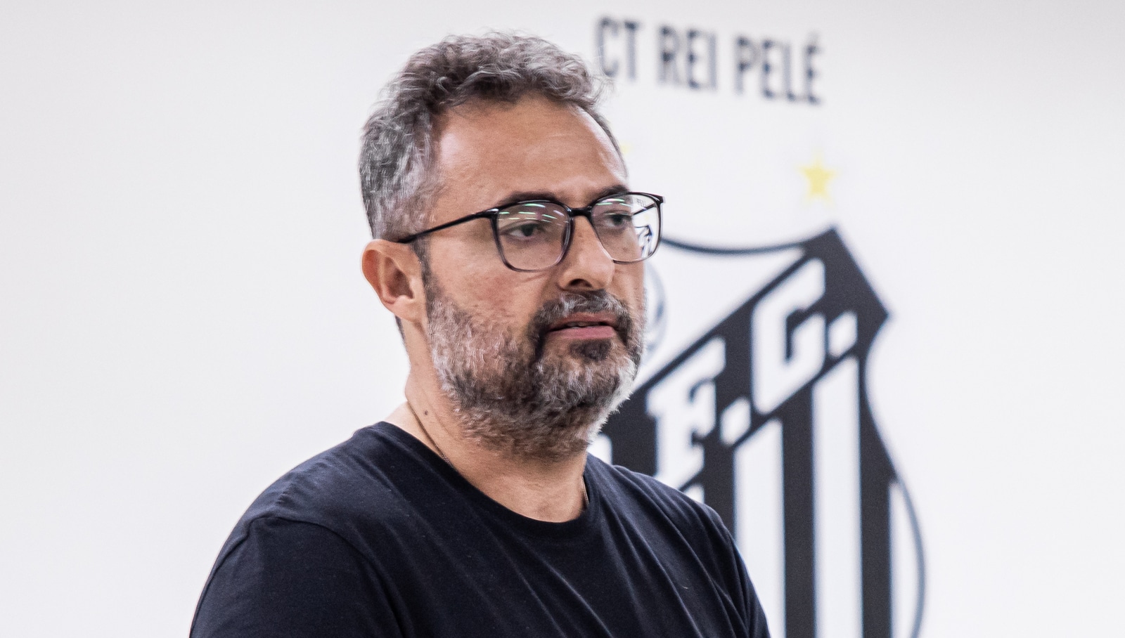 Mattos mal chegou e j&aacute; encara seu primeiro desafio como dirigente do Santos