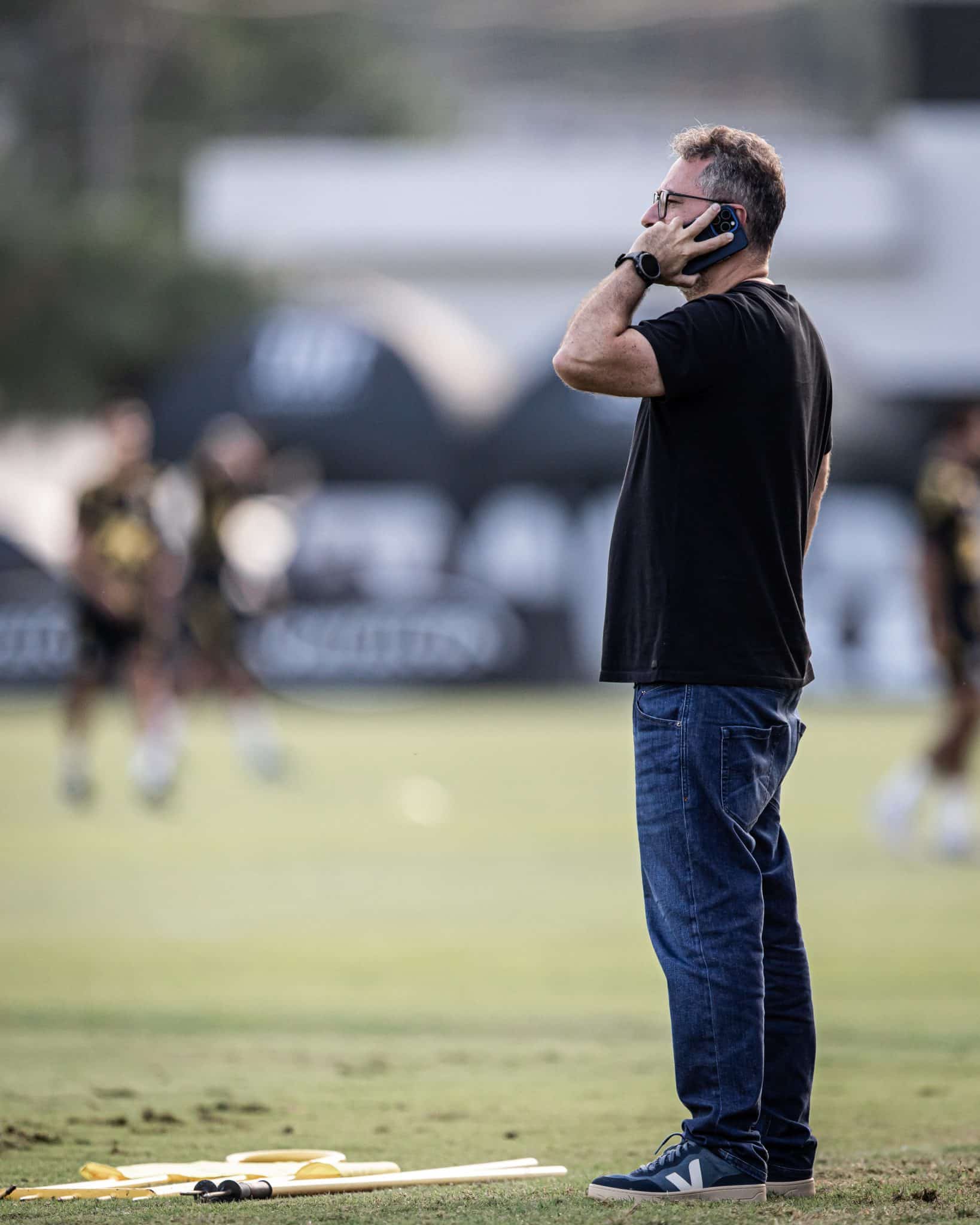 Alexandre Mattos fingindo que est&aacute; falando no celular