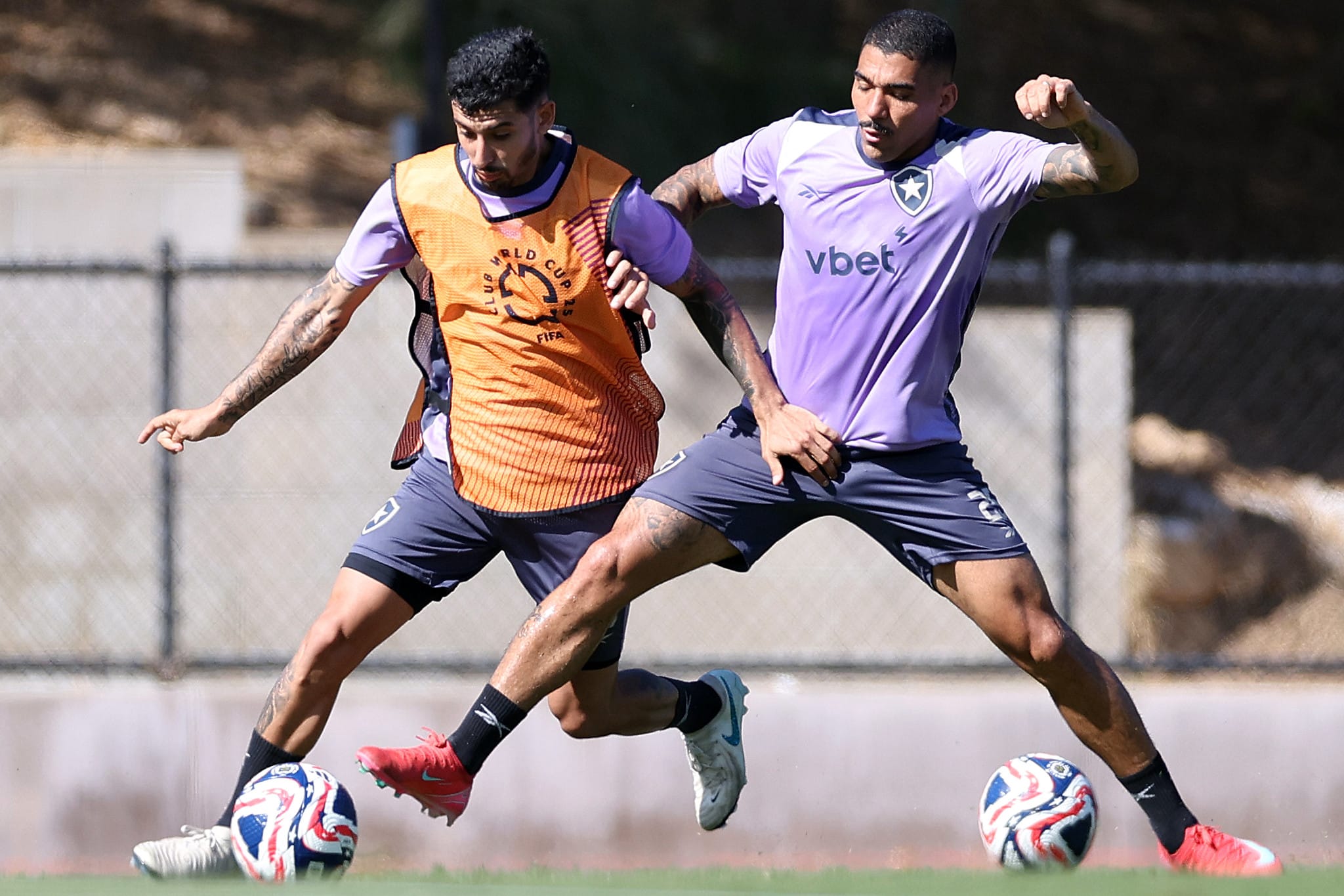 Allan (direita) pode ser a novidade no time do Botafogo (Foto: Vitor Silva/Botafogo)