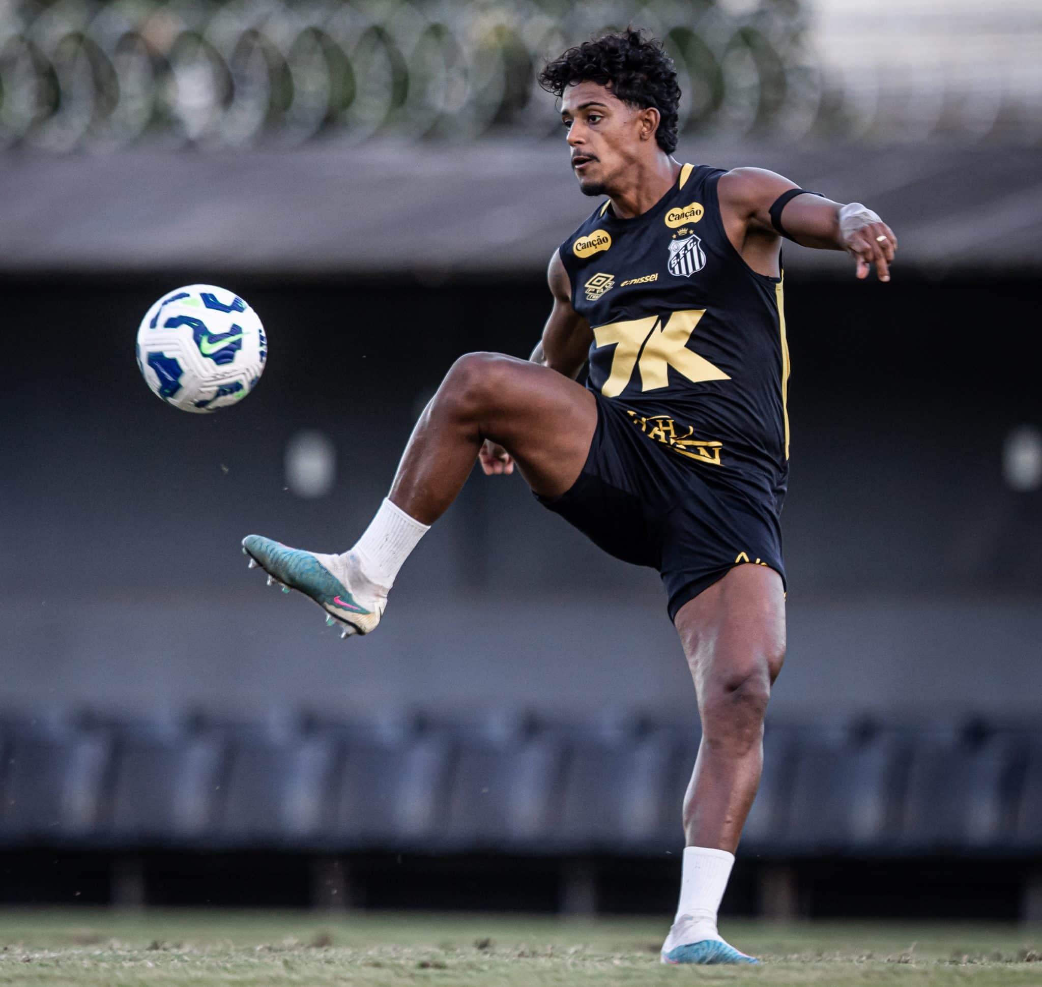 Andrey Quintino batendo na bola no CT Rei Pel&eacute;