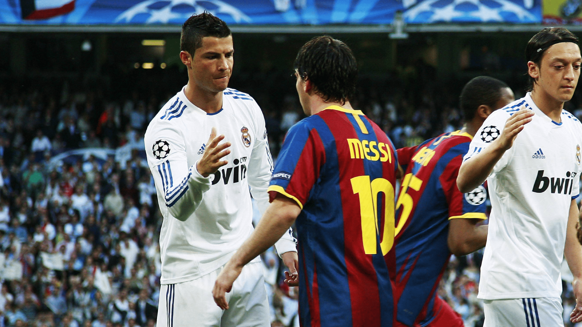 Cristiano Ronaldo e Messi se cumprimentam antes de El Cl&aacute;sico entre Real Madrid e Barcelona 