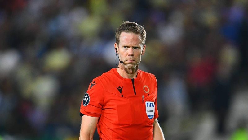 Até em jogo esquecido no Mundial, arbitragem rouba a cena por erro: ‘Absurdo’