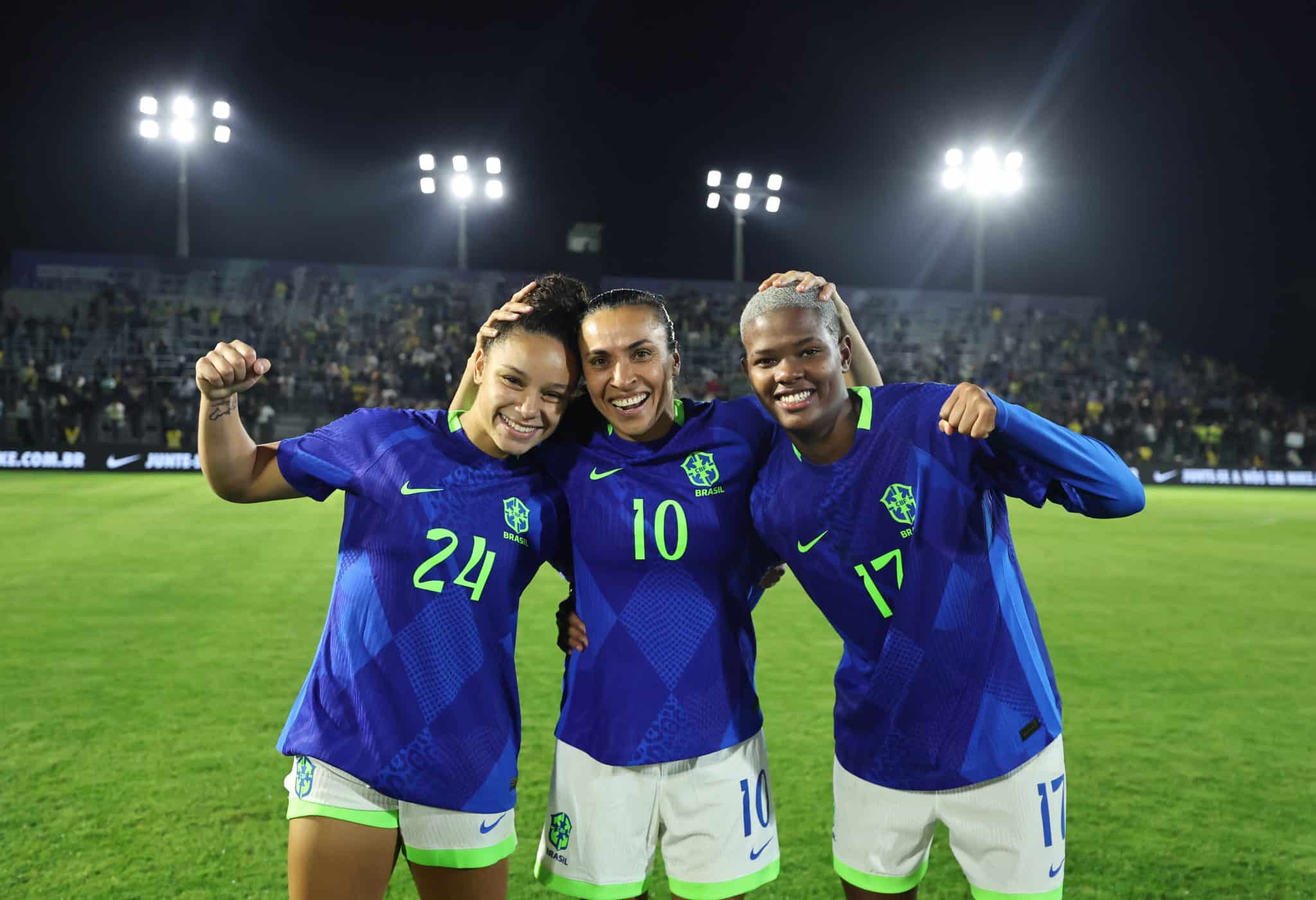 Marta fez quest&atilde;o de tirar foto com Dudinha e Jhonson ap&oacute;s os amistosos da sele&ccedil;&atilde;o brasileira contra o Jap&atilde;o