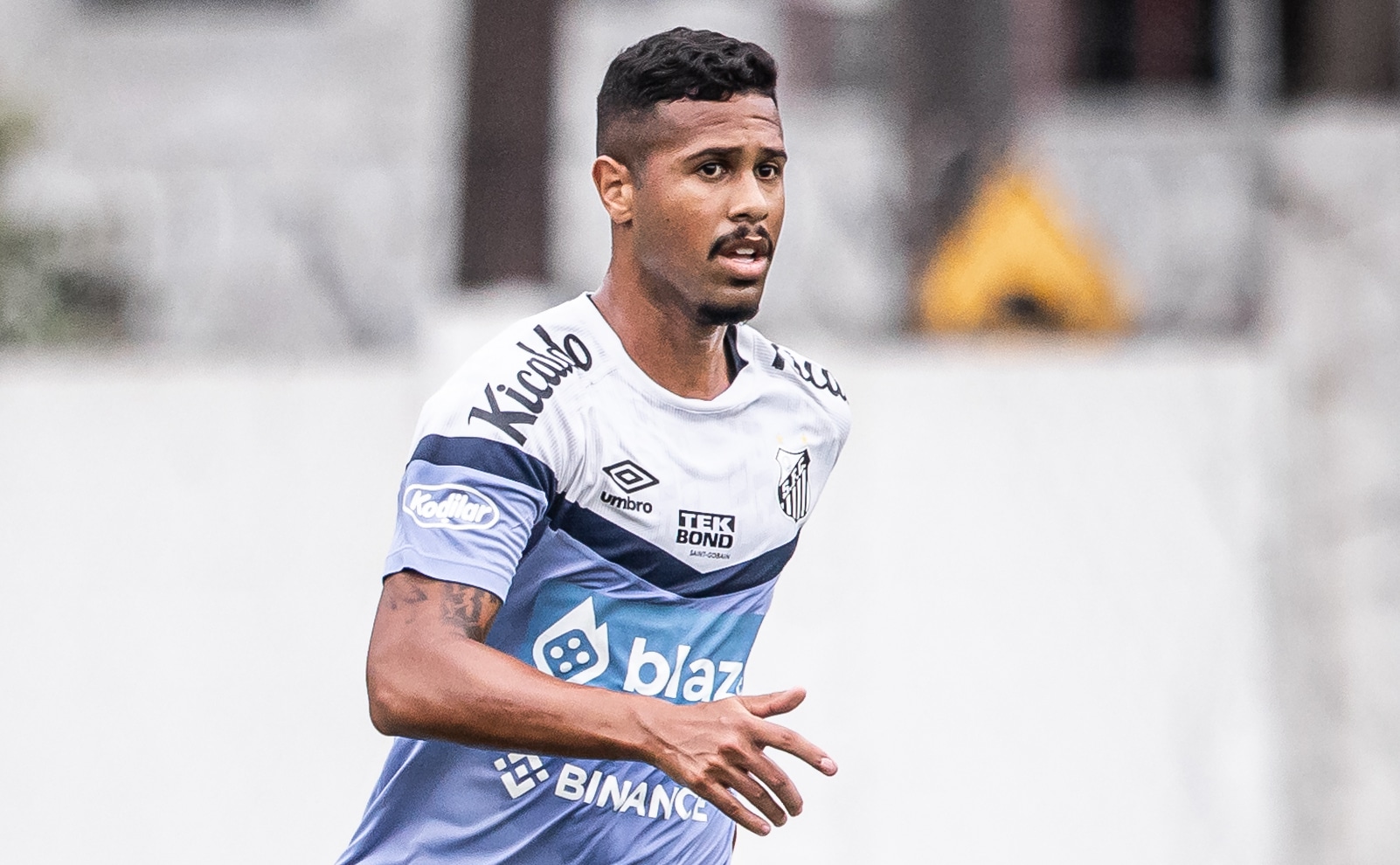 Ed Carlos durante treinamento no CT Rei Pel&eacute;