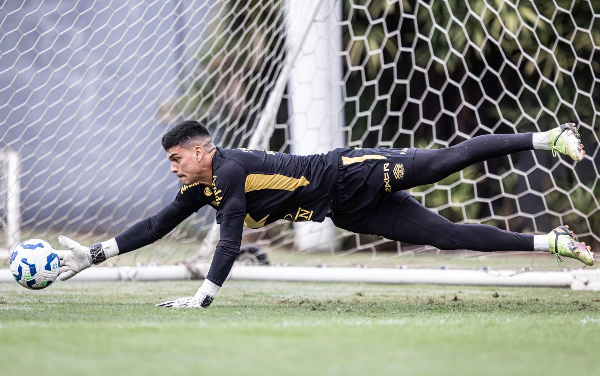 Gabriel Braz&atilde;o em treinamento do Santos